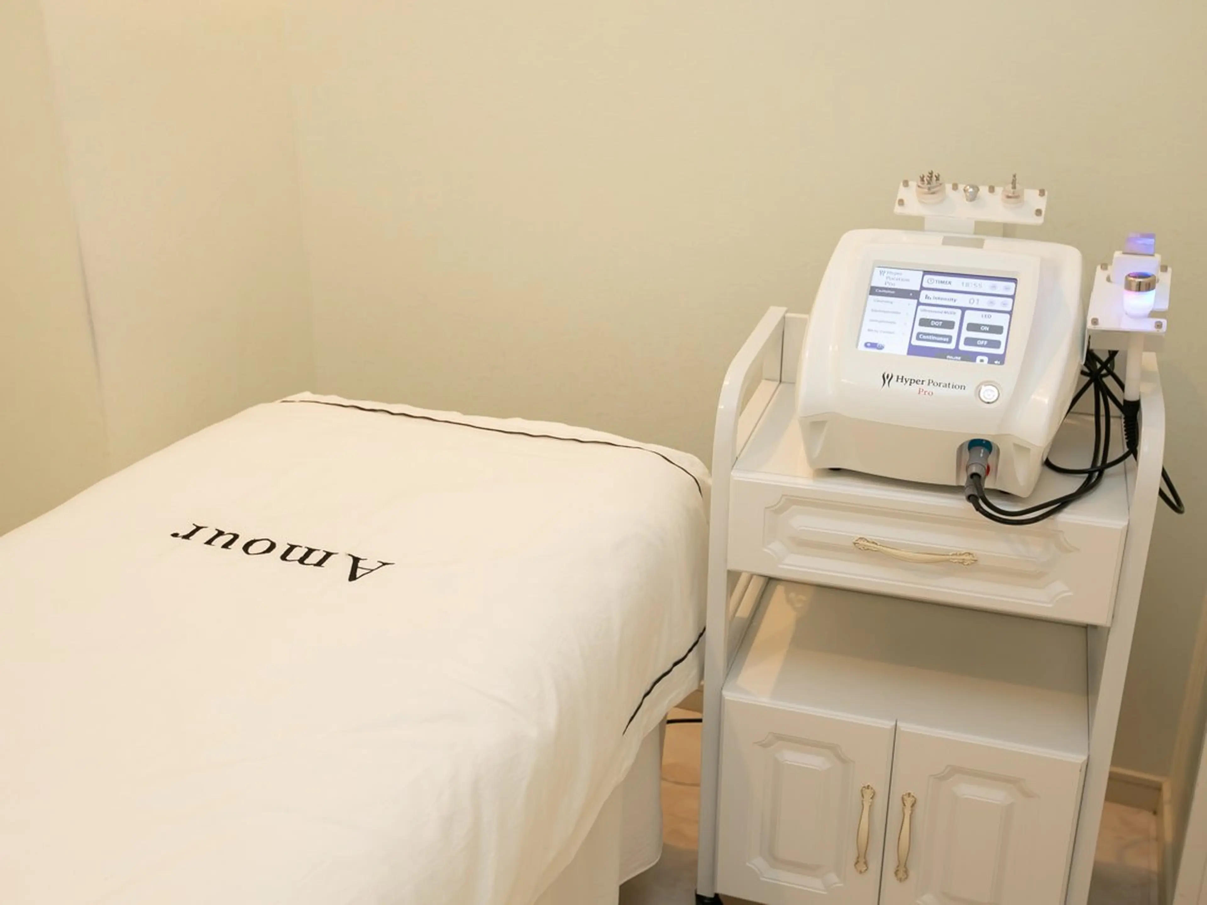 [小顔&引き締め&透明感に]キャビテーション小顔+毛穴洗浄＋美白パック90分の写真