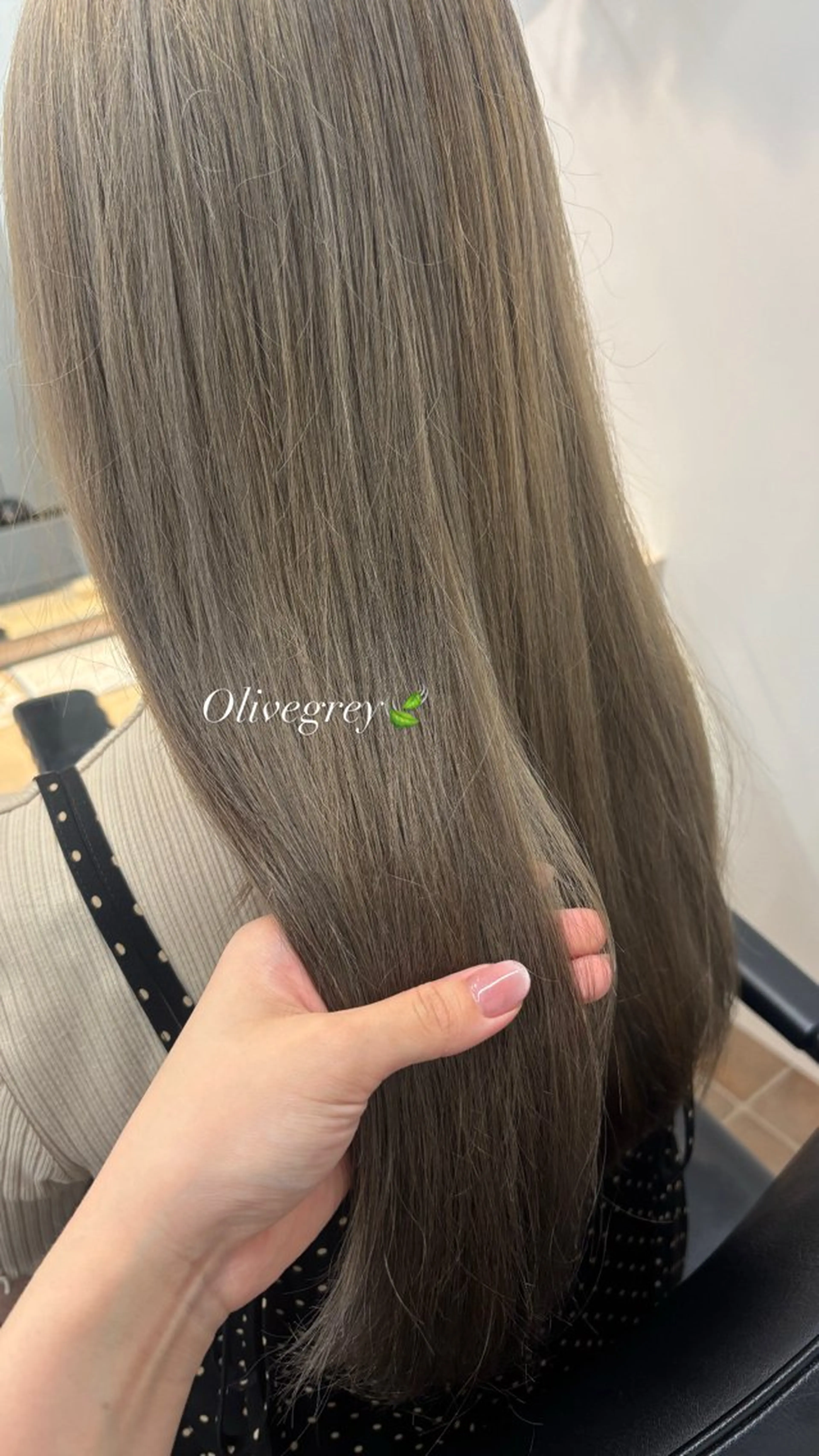 ロング カラー オリーブグレー かどたはるな レイヤー/パーマのヘアスタイル