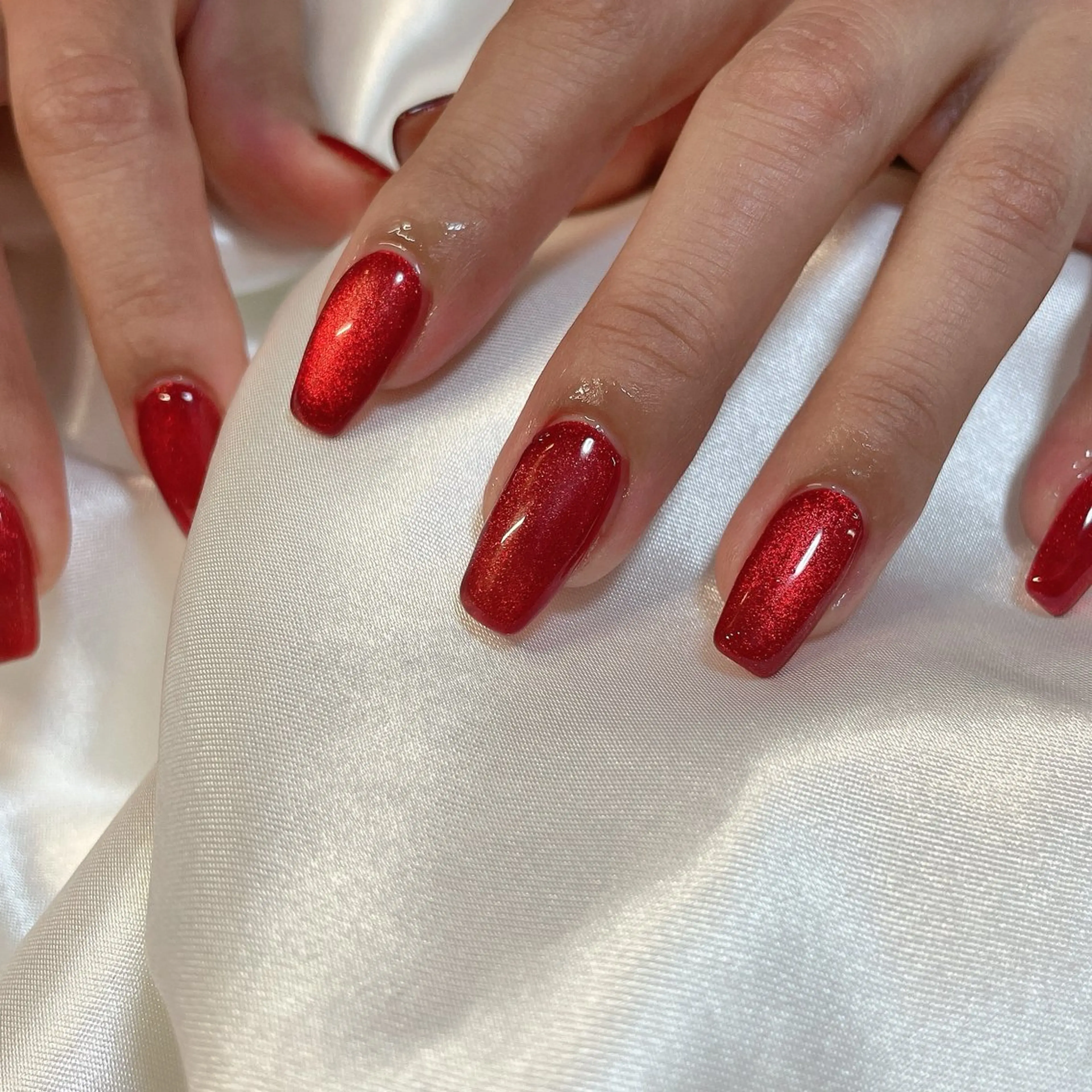 ネイル マグネットネイル 赤色 冬ネイル クリスマス ハンドネイル K's nail kotoeのネイルデザイン