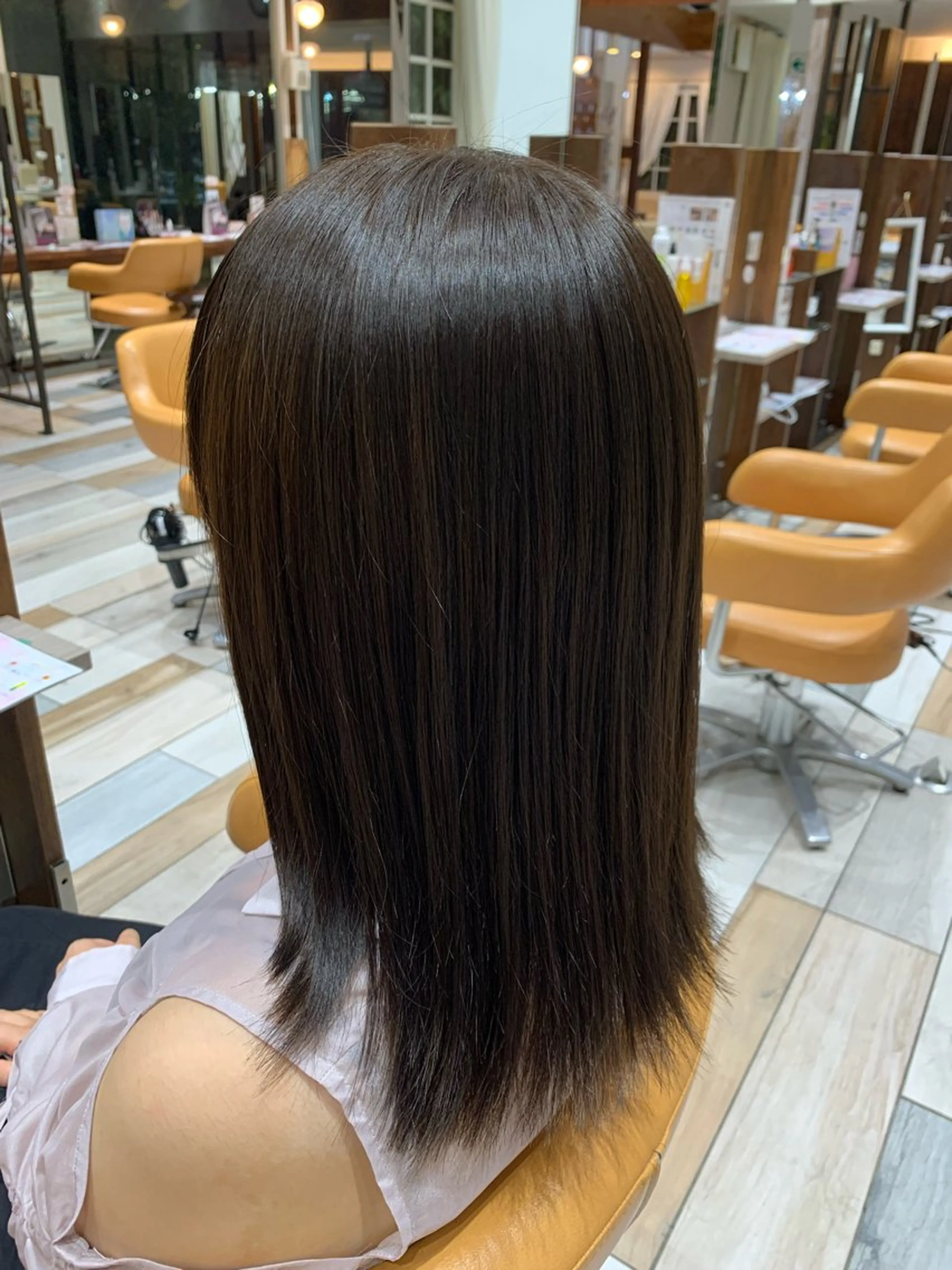 ミディアム カラー ベージュカラー オリーブベージュ 福吉 雛乃のヘアスタイル