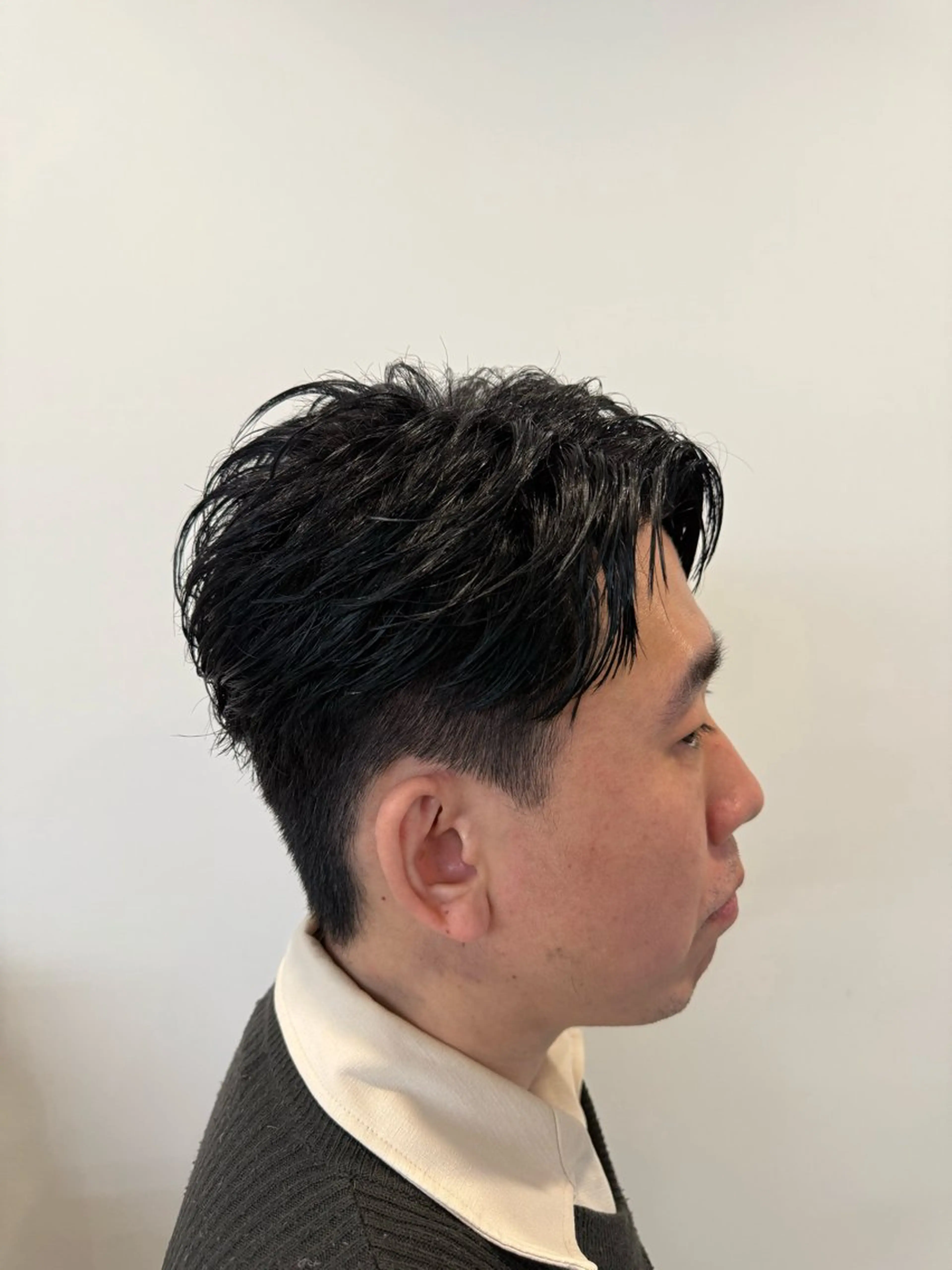 カラー メンズ メンズブリーチ 黒髪 ブリーチ ブルーカラー ブルーブラック 後藤 優斗のヘアスタイル