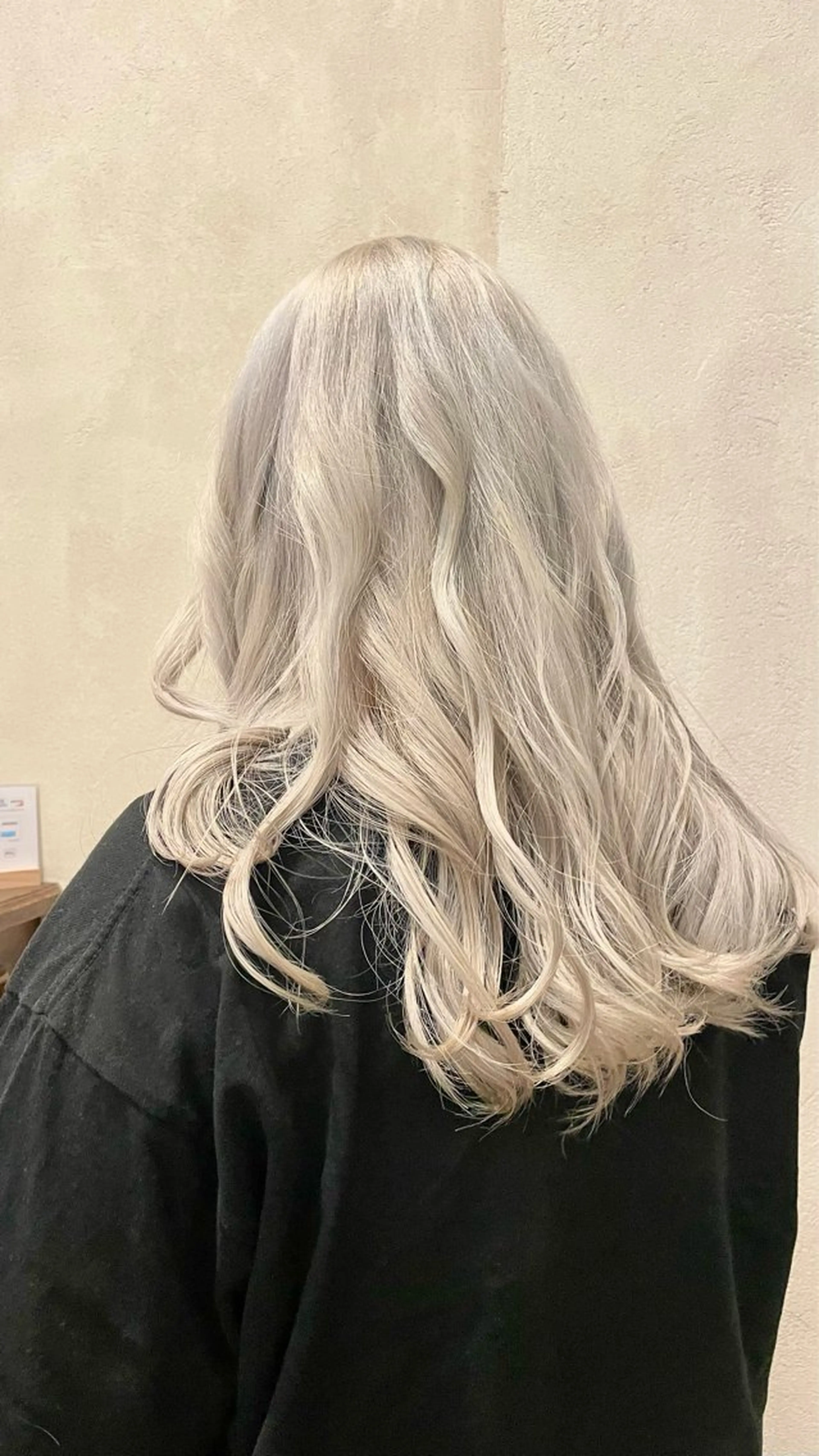 ロング カラー ブロンド ホワイトブロンド roost 優のヘアスタイル