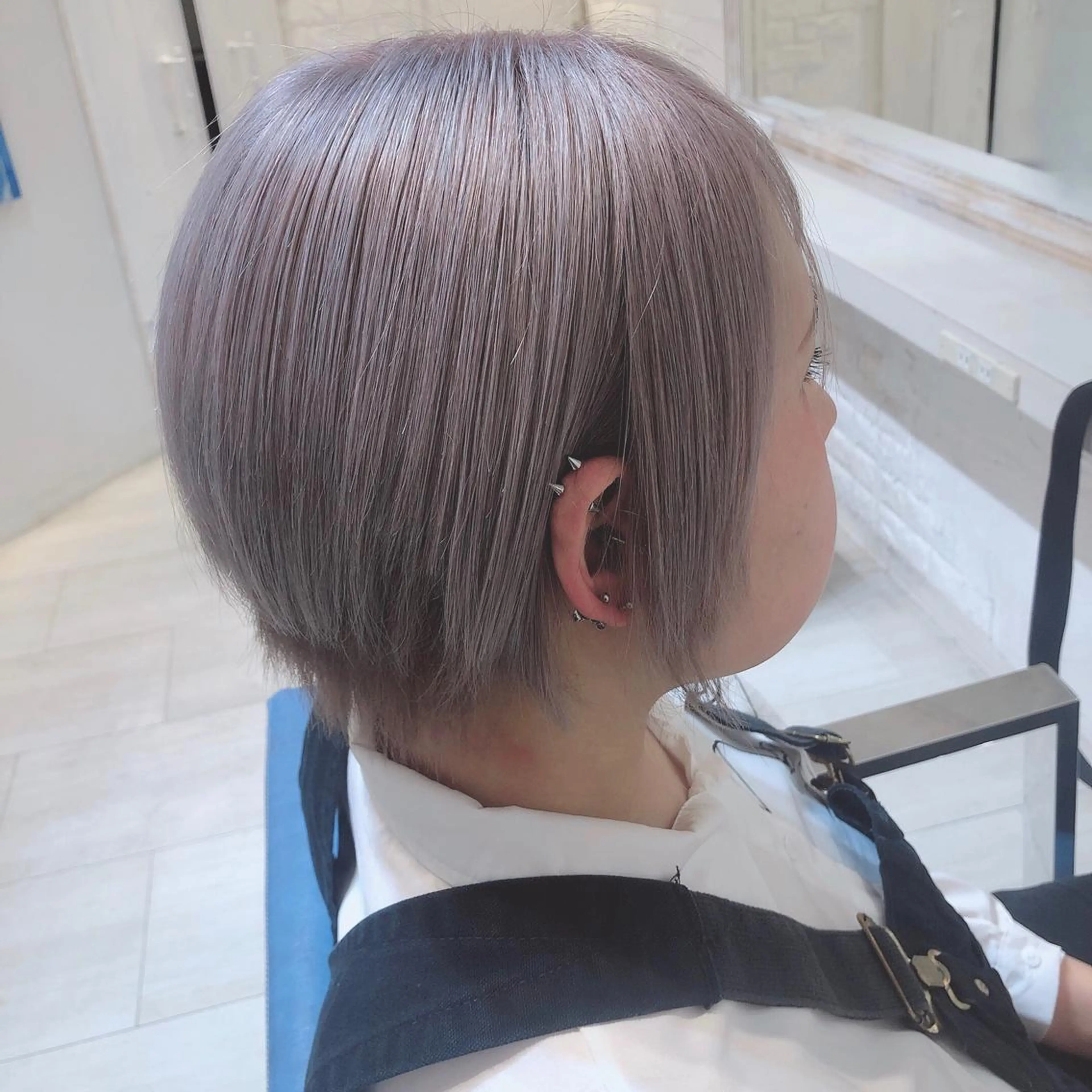 ショート カラー ブリーチ シルバー ホワイトシルバー ヘアカラー uros.所属・メンズパーマ/ エクステ🌞セナのヘアスタイル