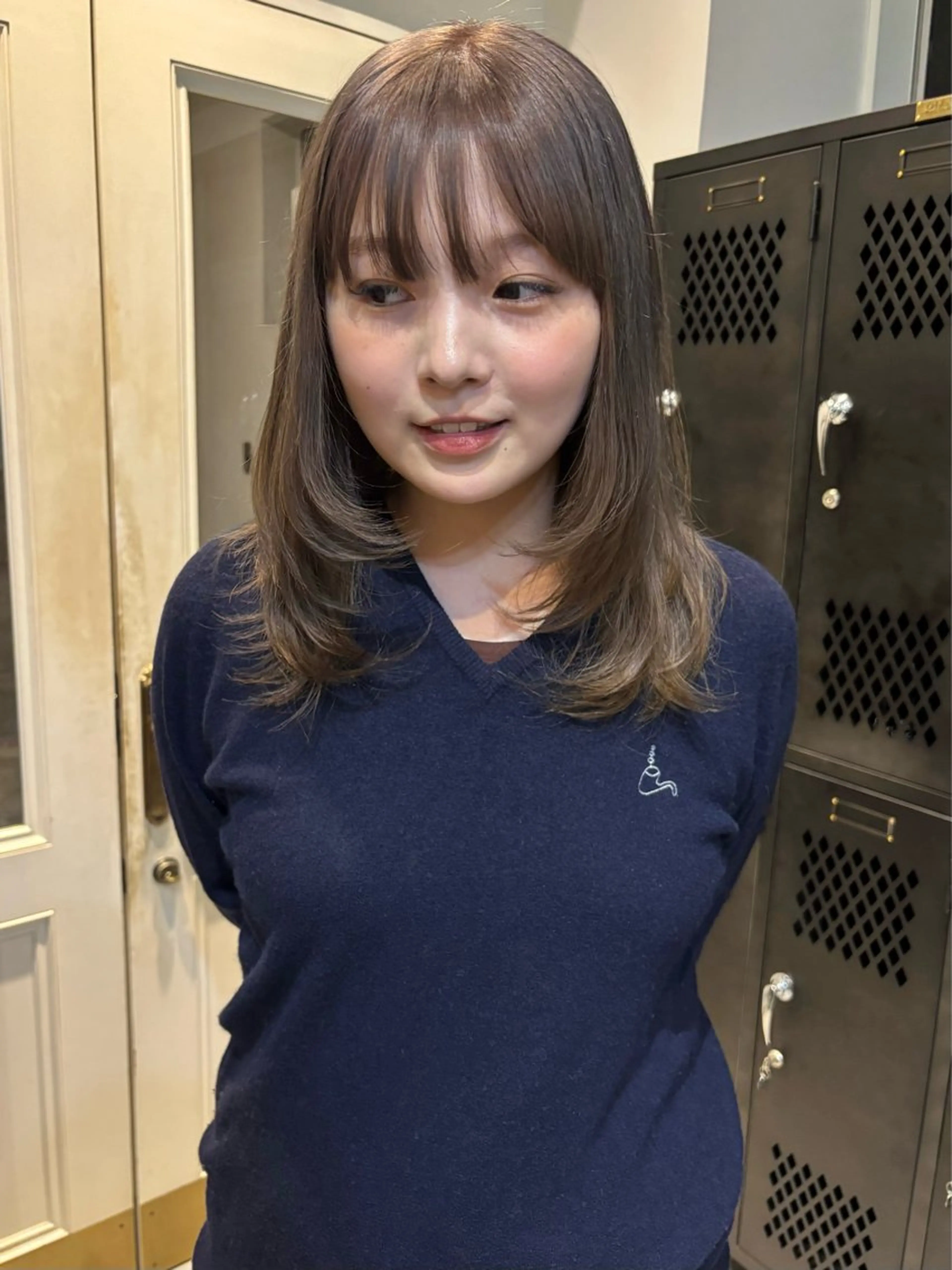 ミディアム カラー ベージュカラー 透明感カラー オリーブベージュ レイヤーカット カット ヘアカラー トリートメント ｍｏｍｏ/ ハイトーン/ベージュのヘアスタイル