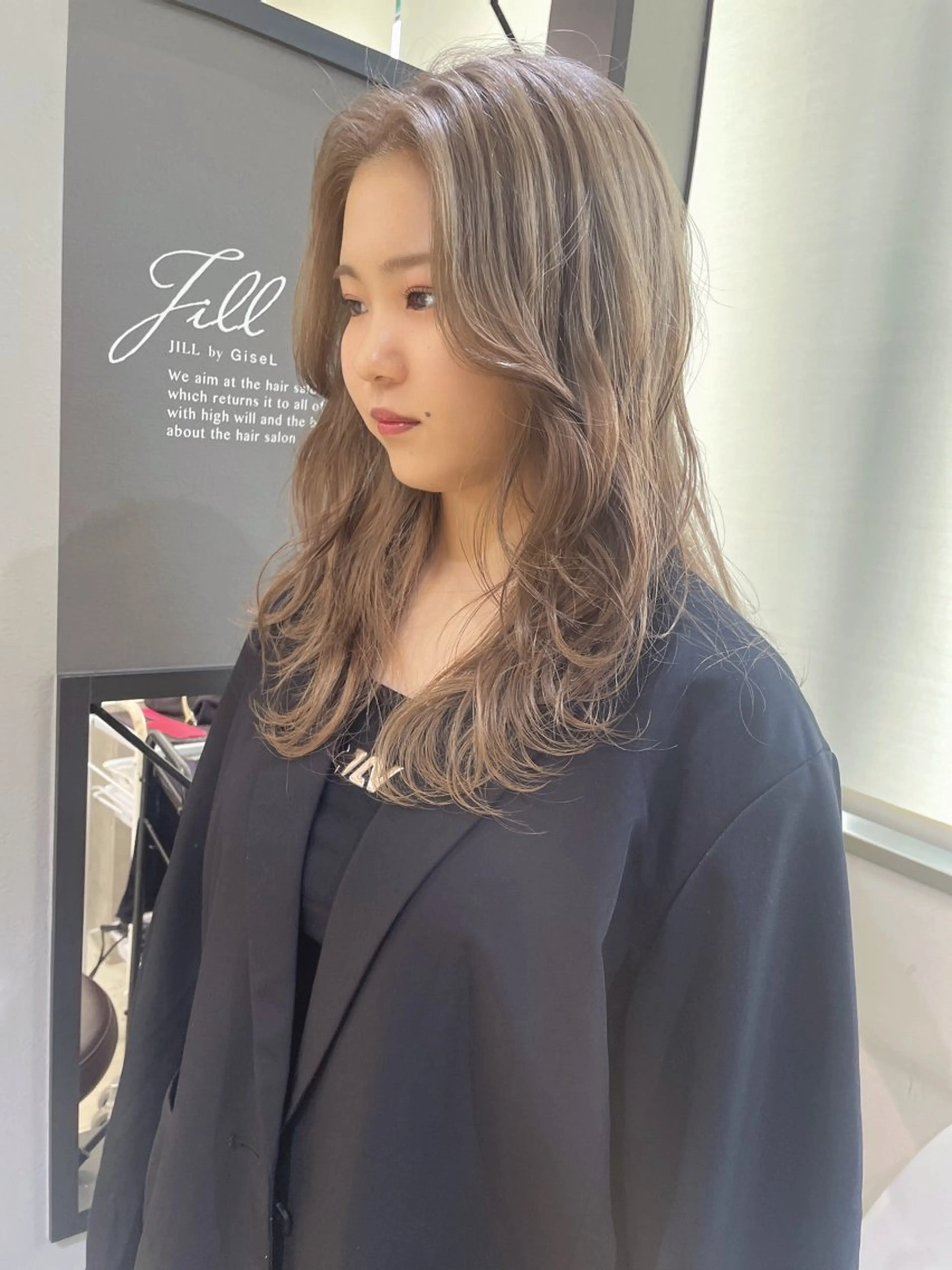 セミロング カラー ベージュカラー ミルクティーベージュ レイヤーカット AIRI layer cut hairのヘアスタイル