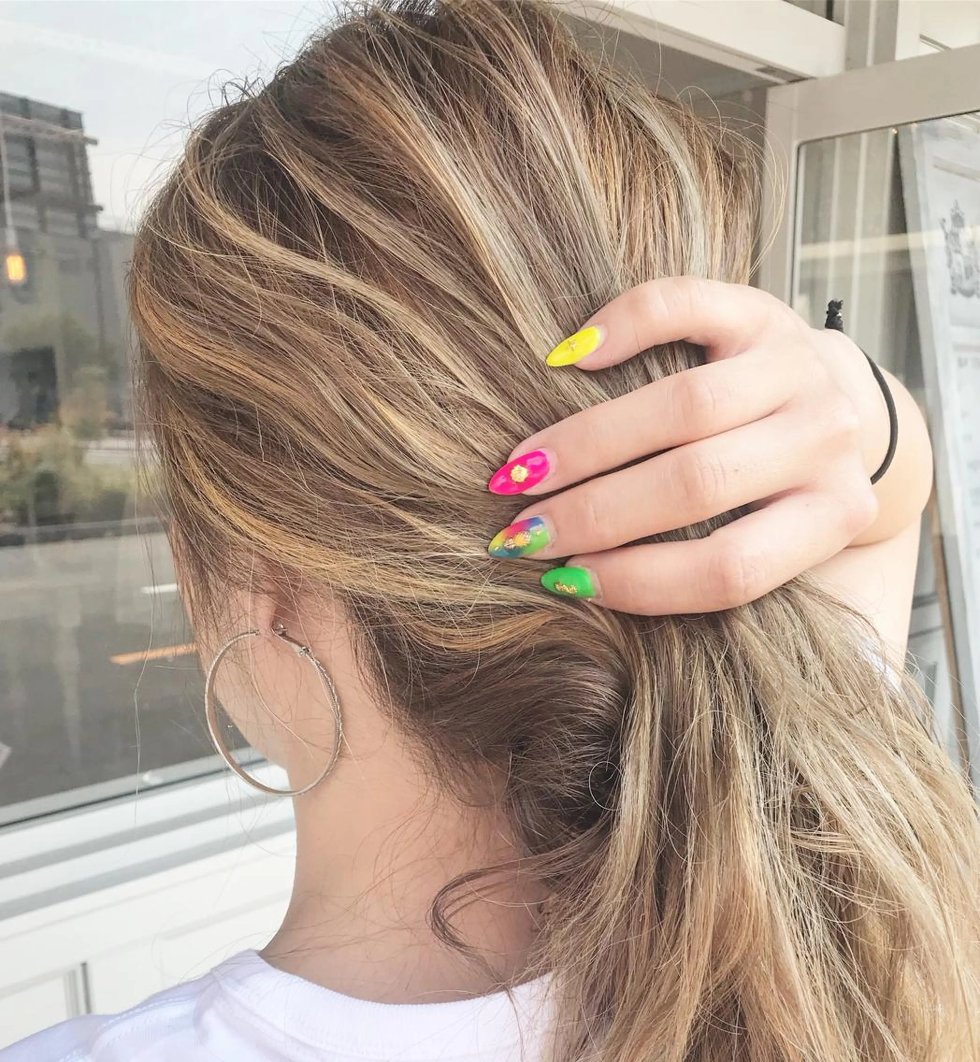 ミディアム カラー ヘアアレンジ お団子ヘア 切りっぱなしボブ バレイヤージュ ブリーチ グラデーションカラー Mariana/ 鶴原-ハイライトのヘアスタイル