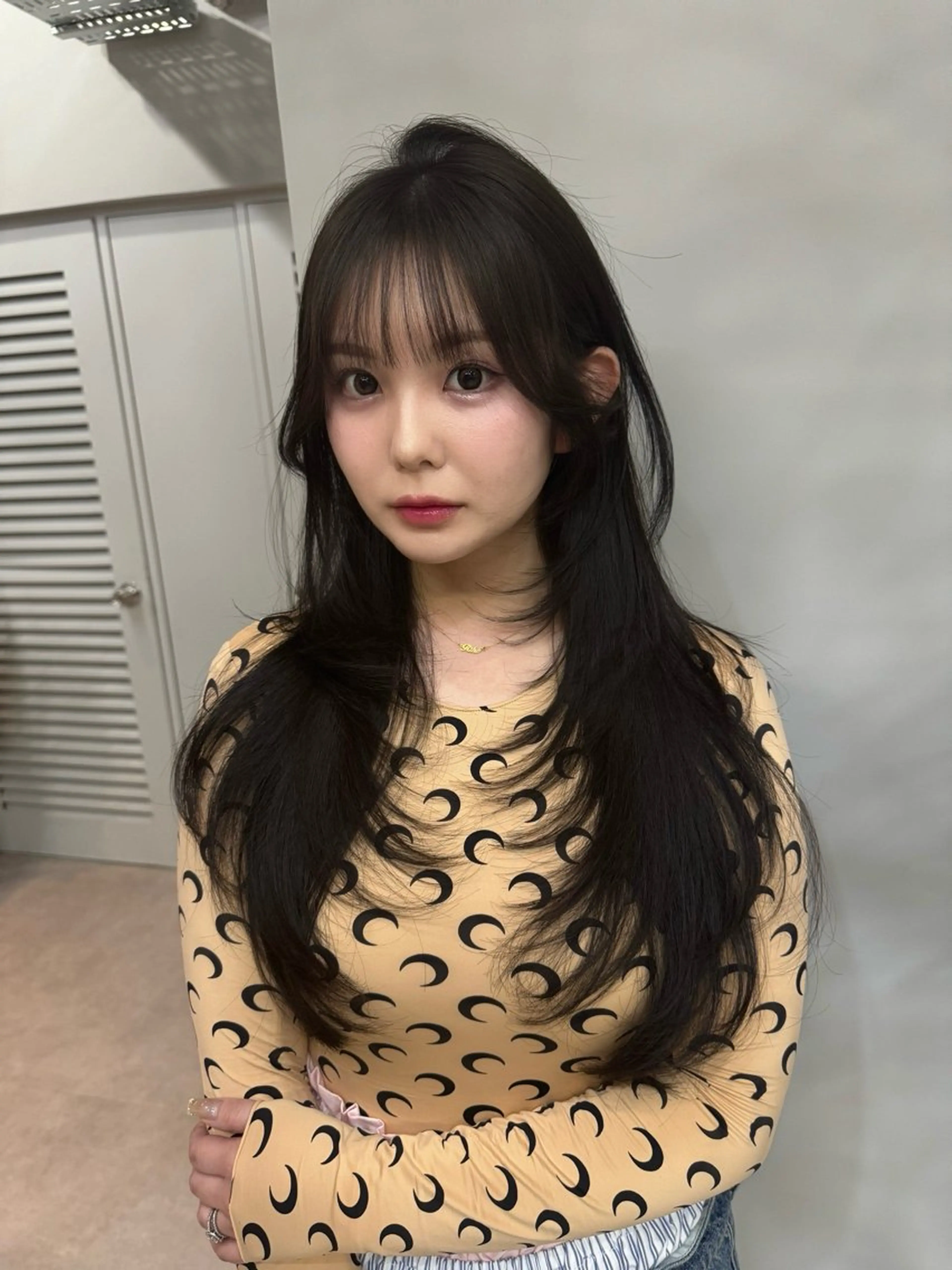 セミロング カラー 黒髪 ブルーカラー ブルーブラック レイヤーカット カット ヘアカラー トリートメント SOA所属・西村あきや トレンド韓国ヘアのヘアスタイル