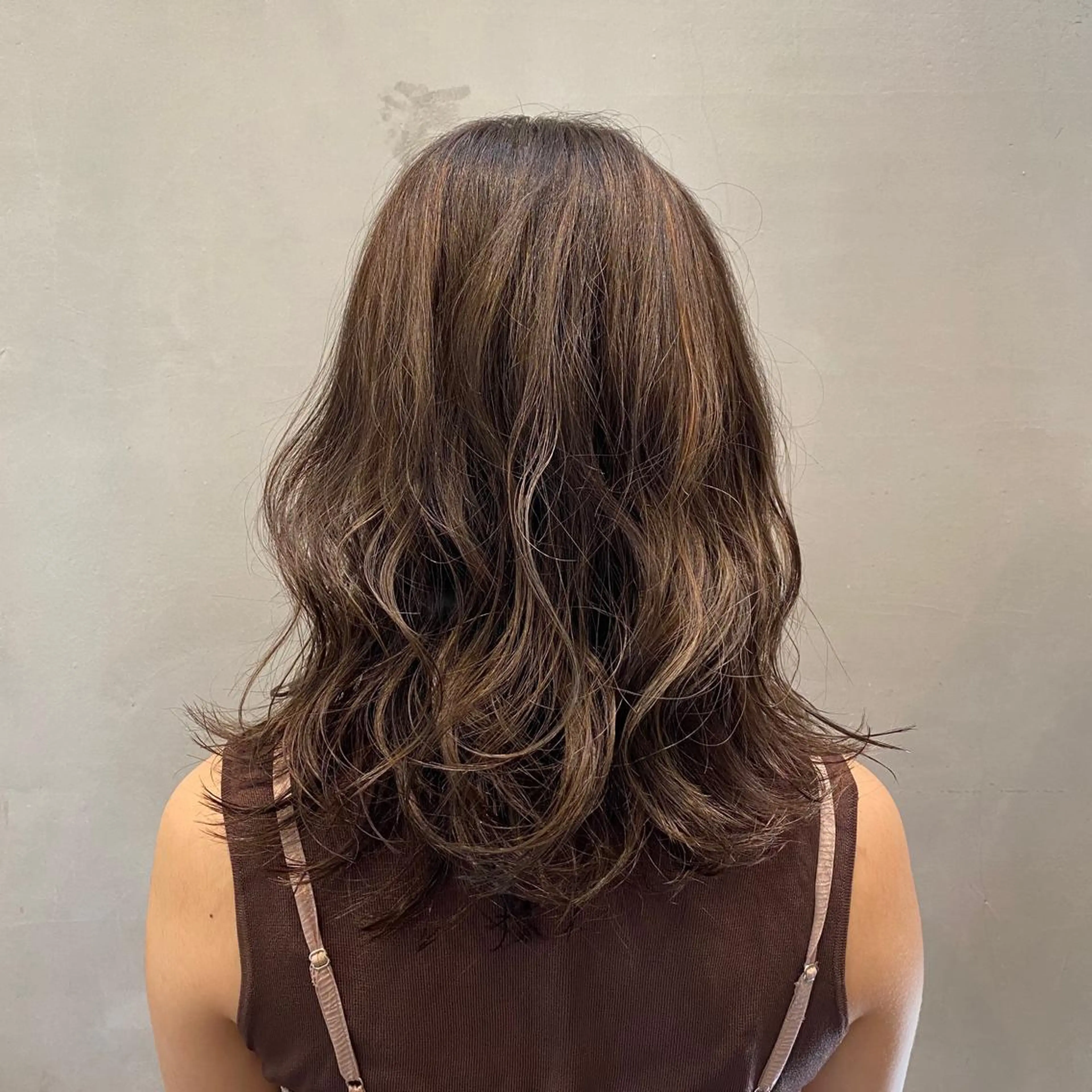 ミディアム カラー DEE okazakiのヘアスタイル