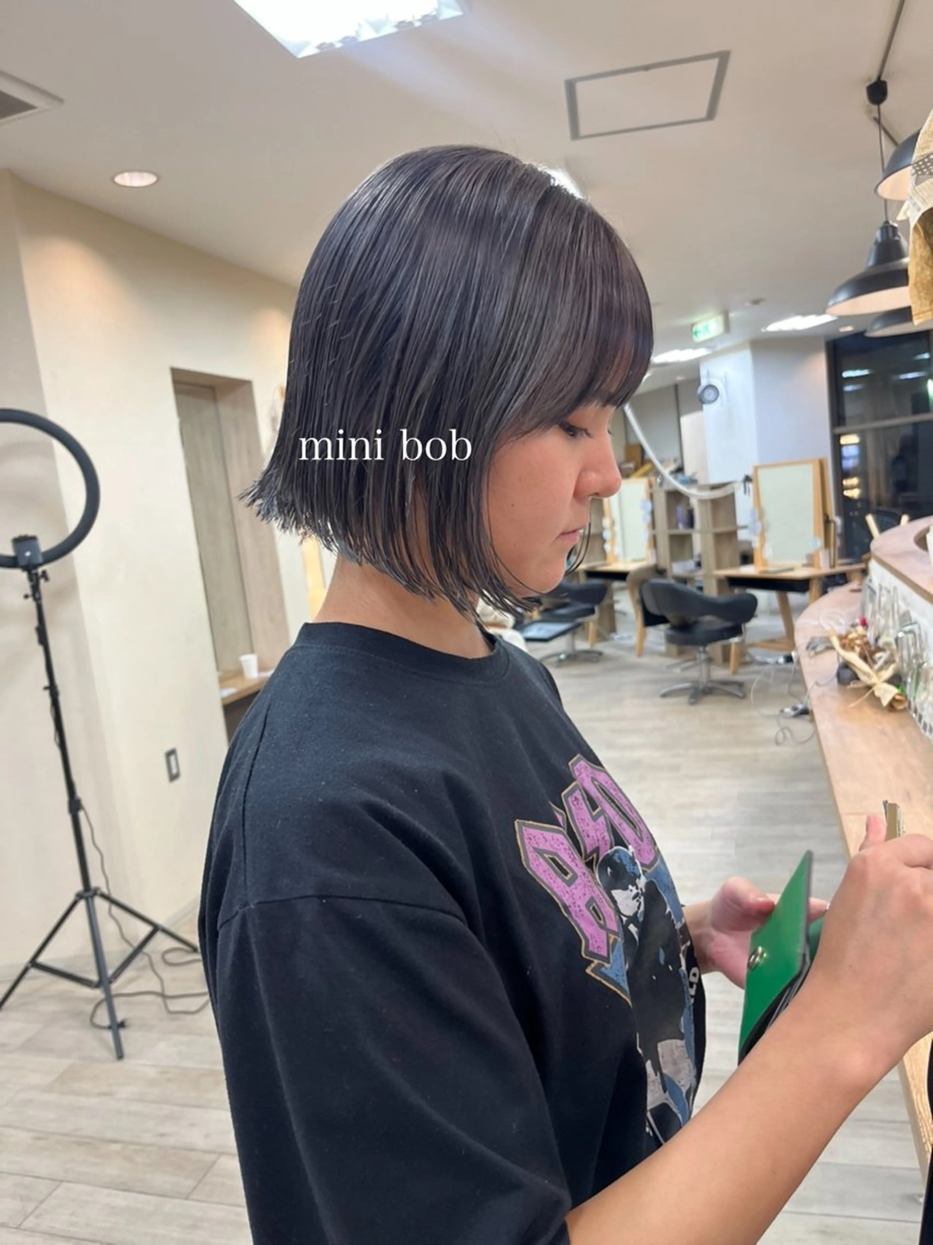 ショート カラー 切りっぱなしボブ ショートボブ ハンサムショート ブリーチ ダークグレー カット ヘアカラー トリートメント 朝がちょっと楽しくな るshort･bobのヘアスタイル