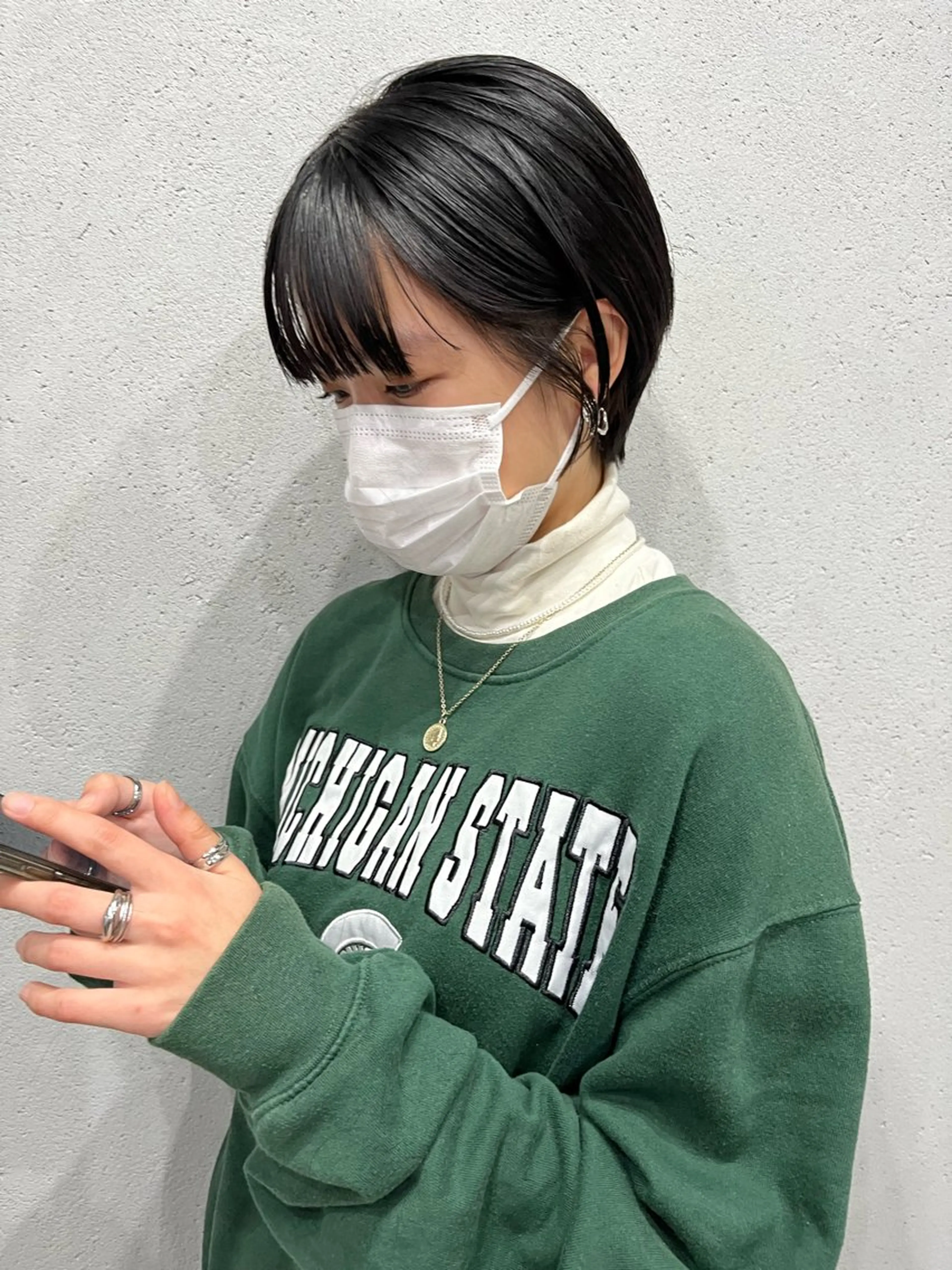 ショート 曲がる縮毛矯正 センターパートのヘアスタイル