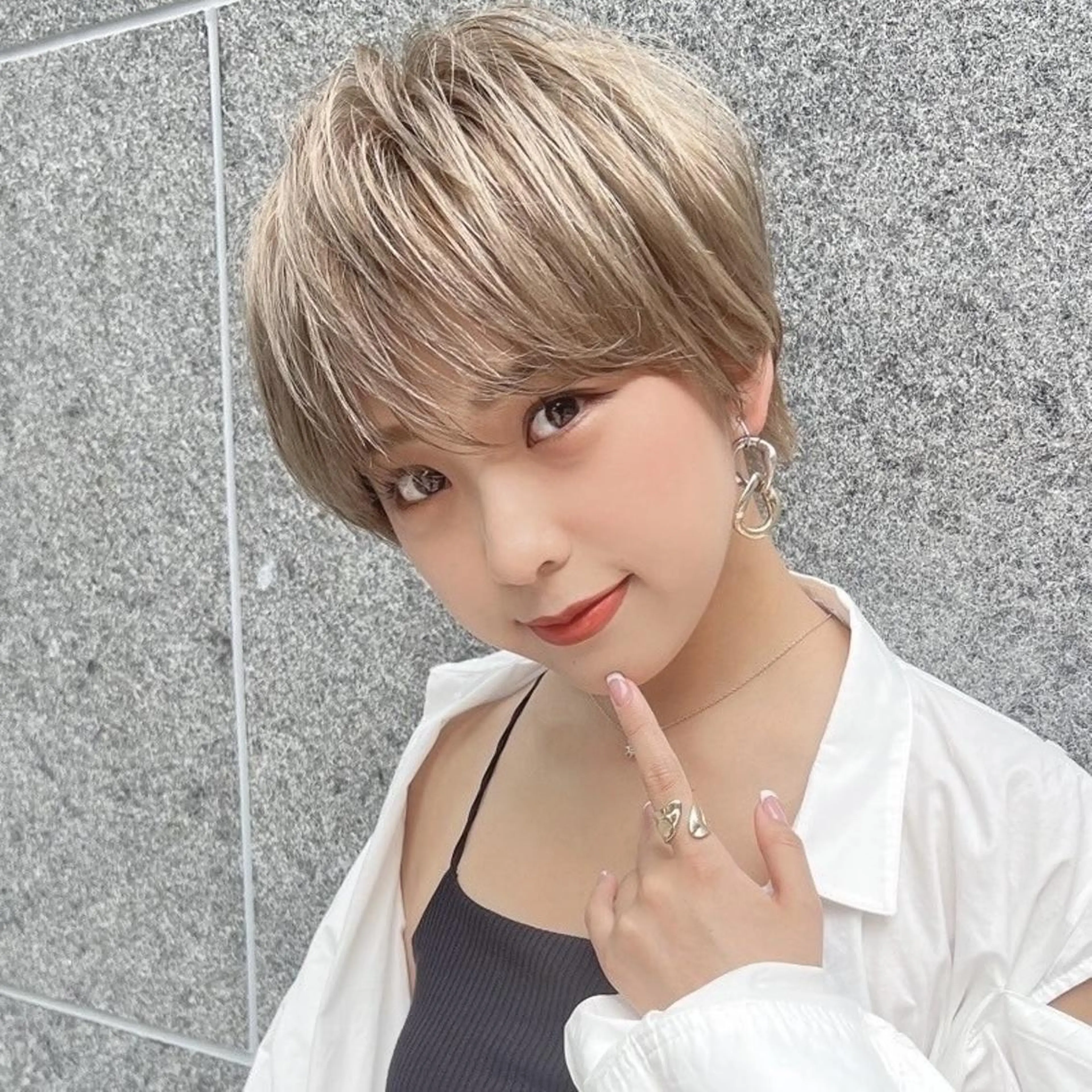 ショート カラー ベージュカラー 黒髪 ブリーチ ブルーカラー ブルーブラック SOURCE 茨木のヘアスタイル