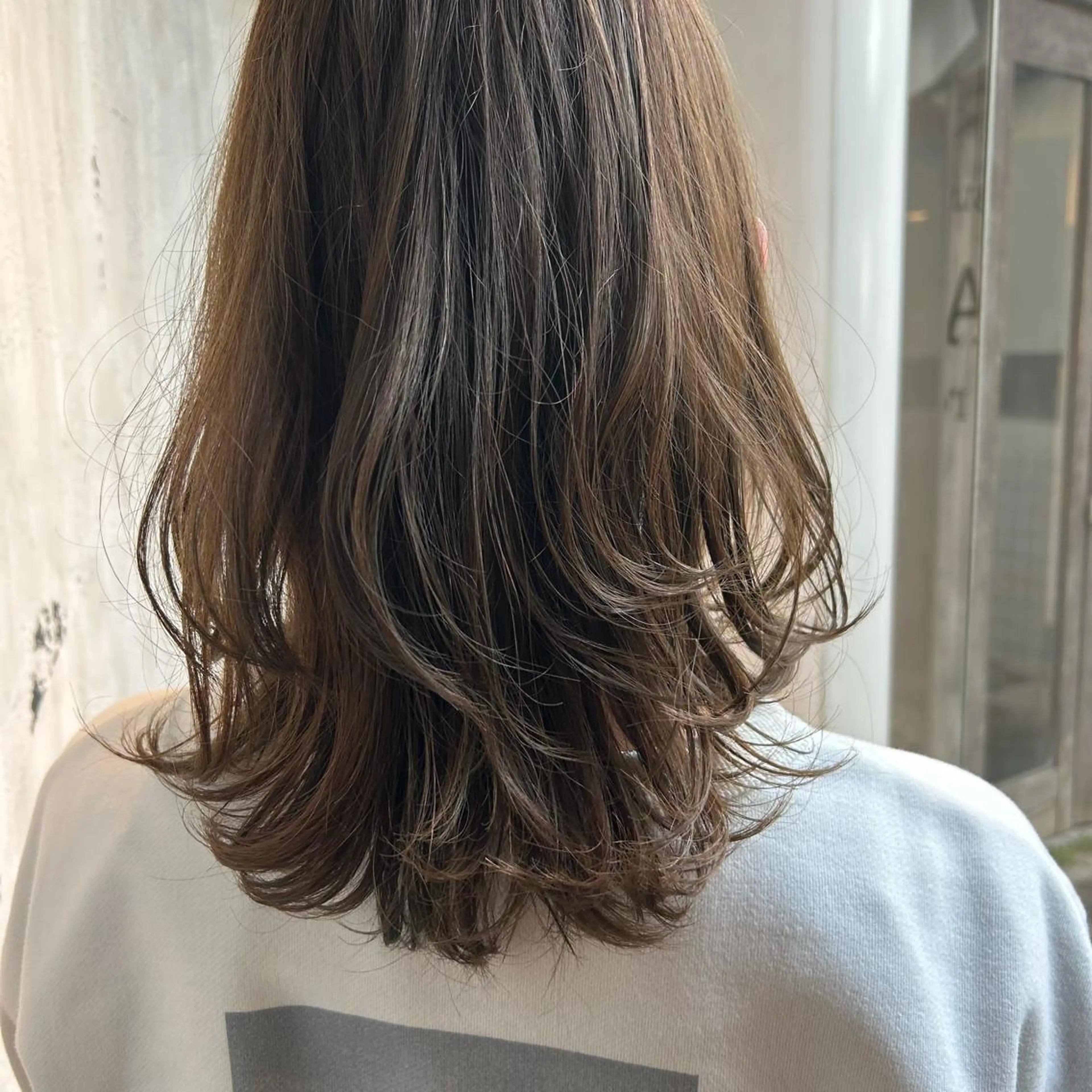 セミロング ハイライト 佐伯 真奈のヘアスタイル