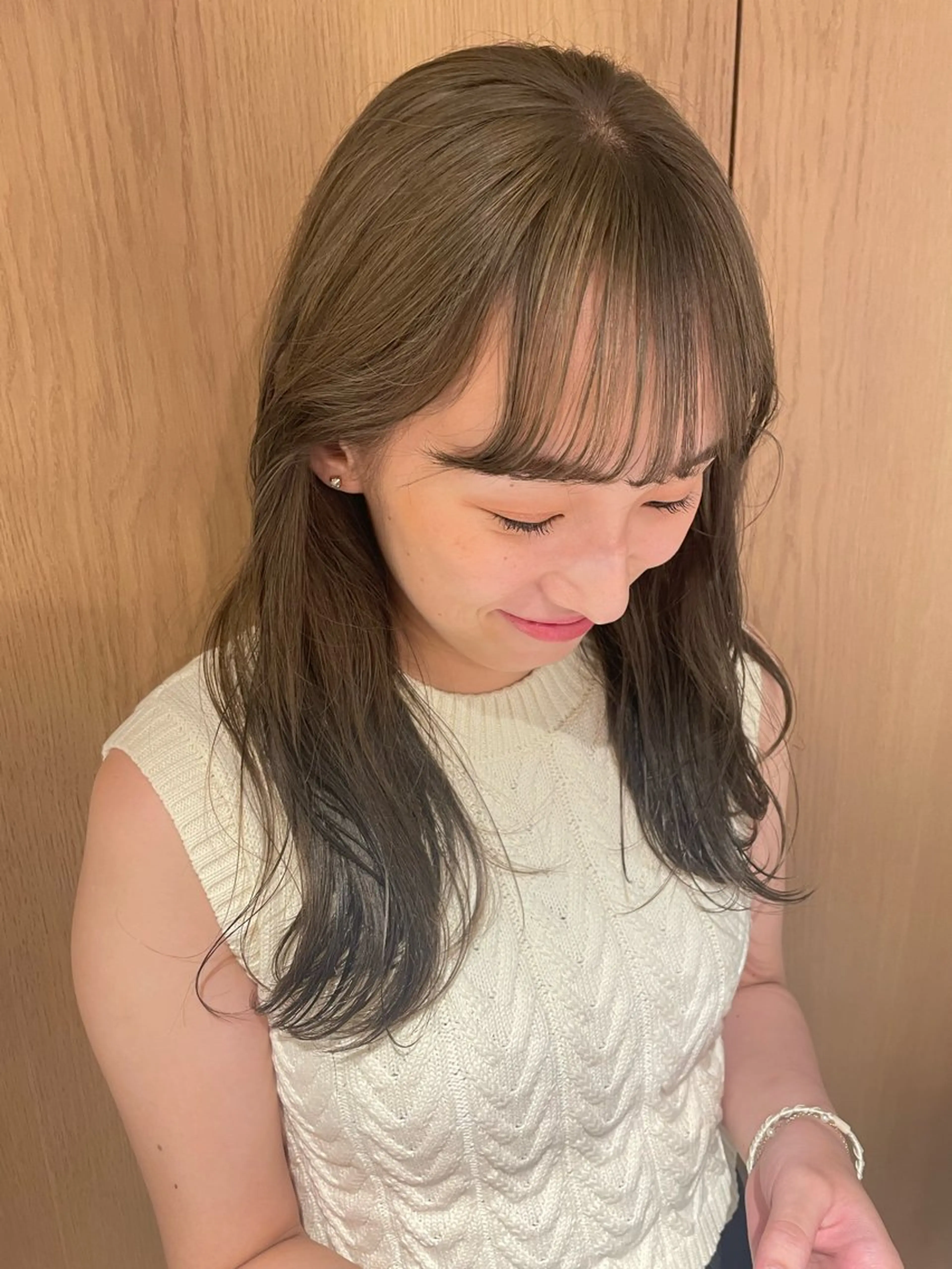 ロング カラー アッシュ ベージュカラー ブリーチ 透明感カラー ダブルカラー カット ヘアカラー トリートメント mei｜顔まわり ×透明感カラーのヘアスタイル