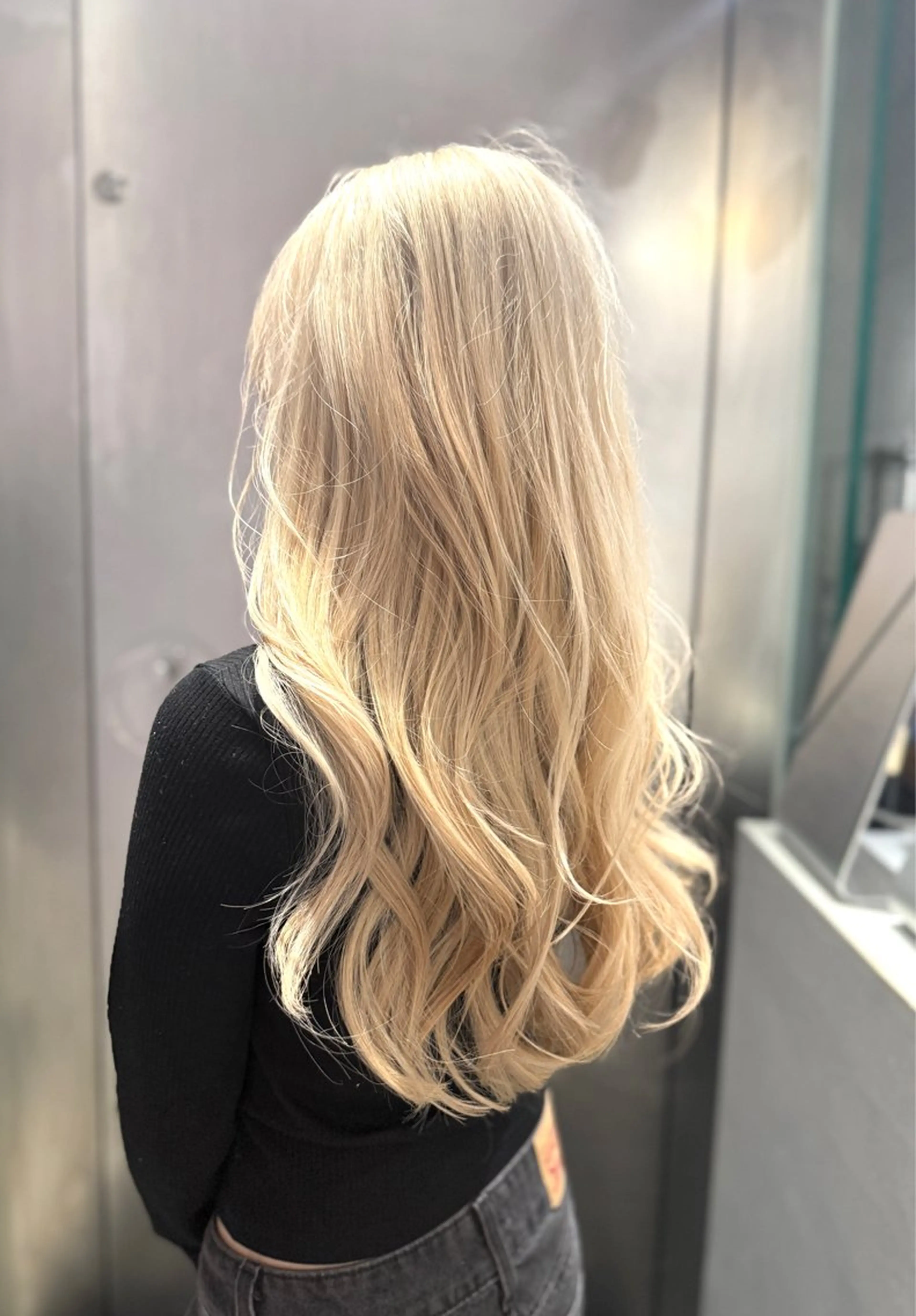 ロング カラー 黒髪 ブロンド ホワイトブロンド カット ヘアカラー トリートメント CHERIEブリーチ ダブルカラー　天神のヘアスタイル