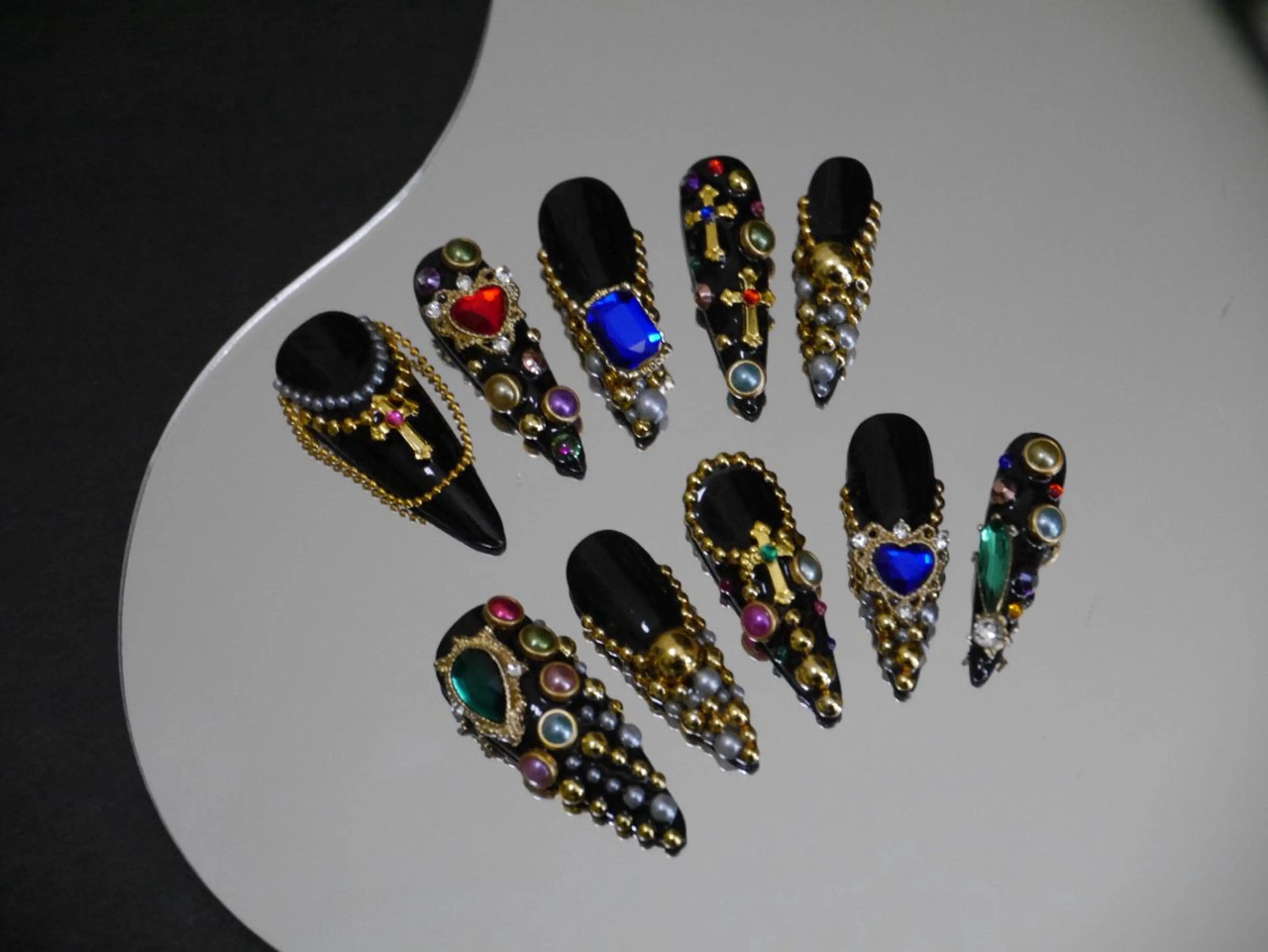 ネイル ⁸ᵃᵖᵖʸ🐝⋆゜ MöEのネイルデザイン