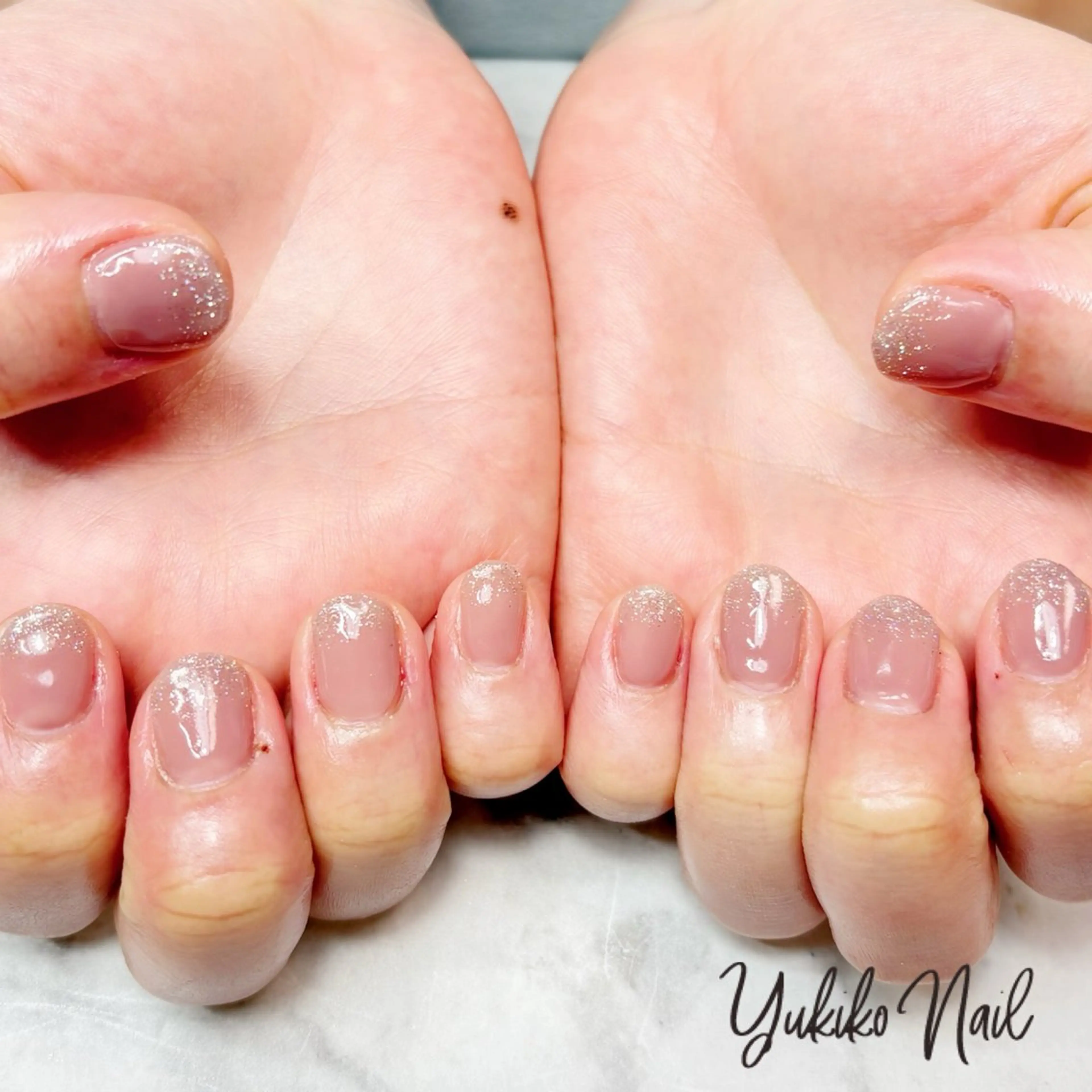 ネイル フラッシュネイル グラデーション ラメ(グリッター) ラメグラデーション おそろいネイル ハンドネイル ユキコ ネイルのネイルデザイン