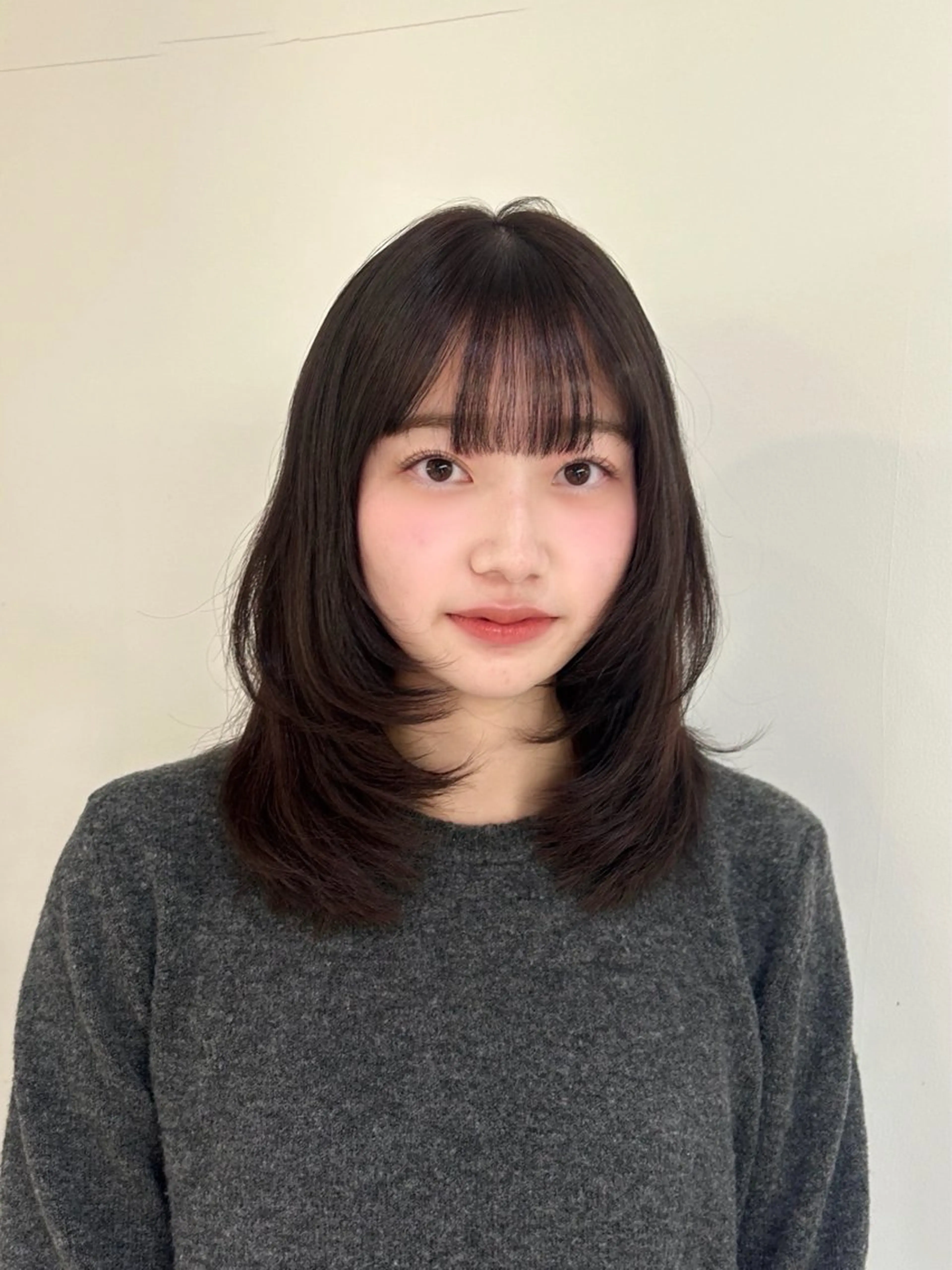 ミディアム レイヤーカット エミリ / オリーブカラーのヘアスタイル