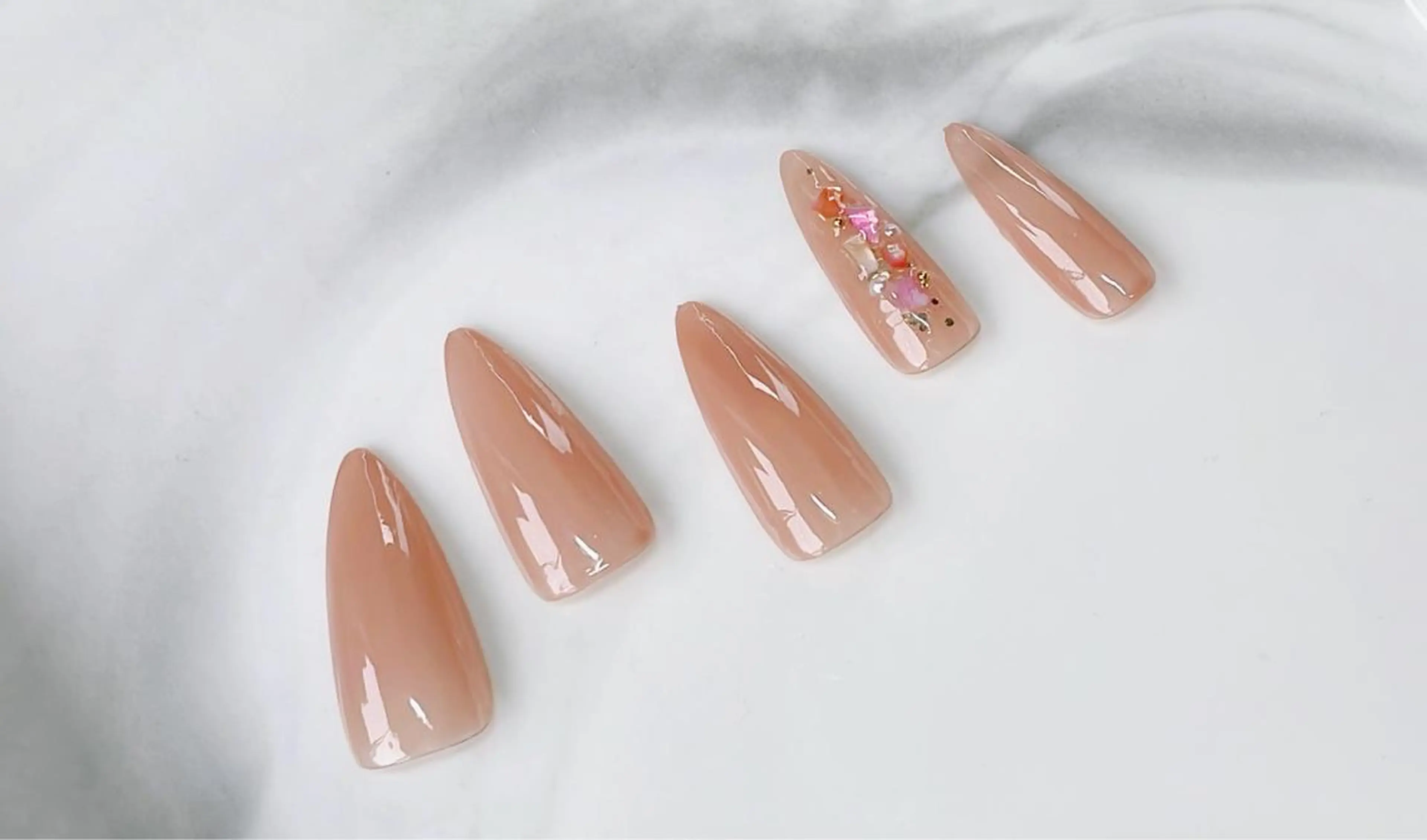 ネイル Neige所属・Neige 𓂃 aiのネイルデザイン