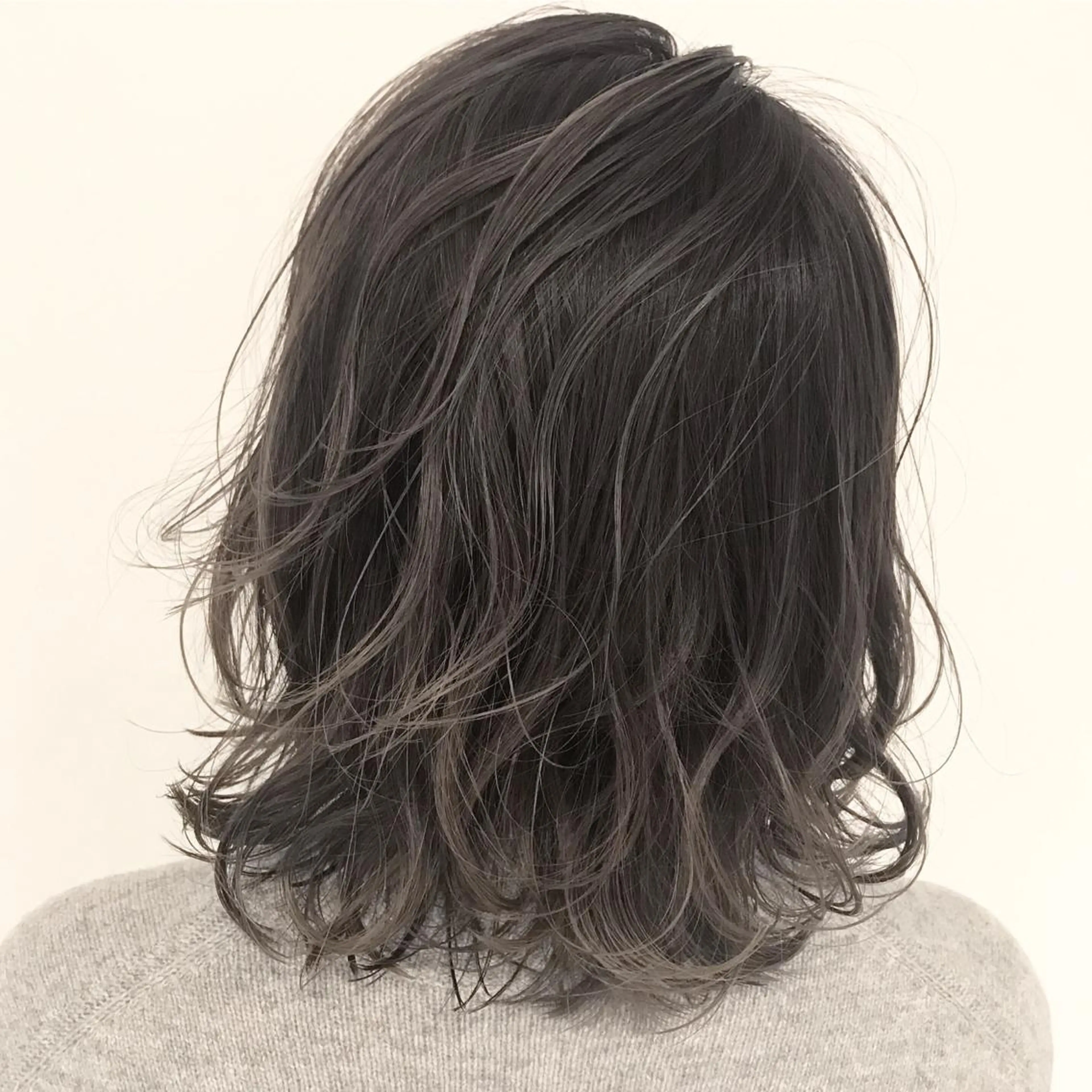 ショート カラー アッシュ アッシュグレー アッシュグレージュ バレイヤージュ ベージュカラー AMI Hair  supply所属・髪質改善カラー 韓国風レイヤーのヘアスタイル