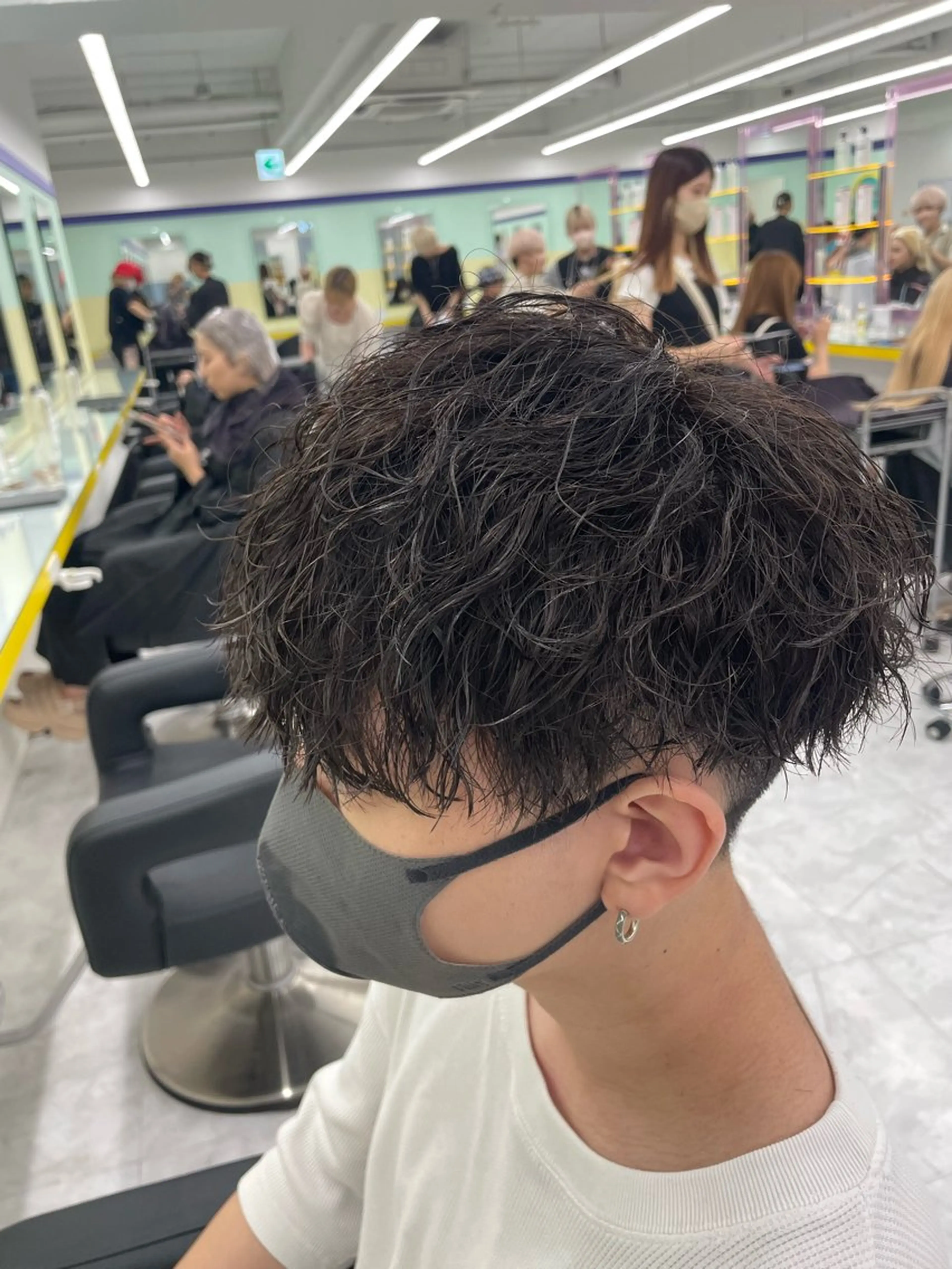 セミロング パーマ ヘアアレンジ メンズ メンズパーマ セミロングパーマ 顔まわりカット の達人のヘアスタイル