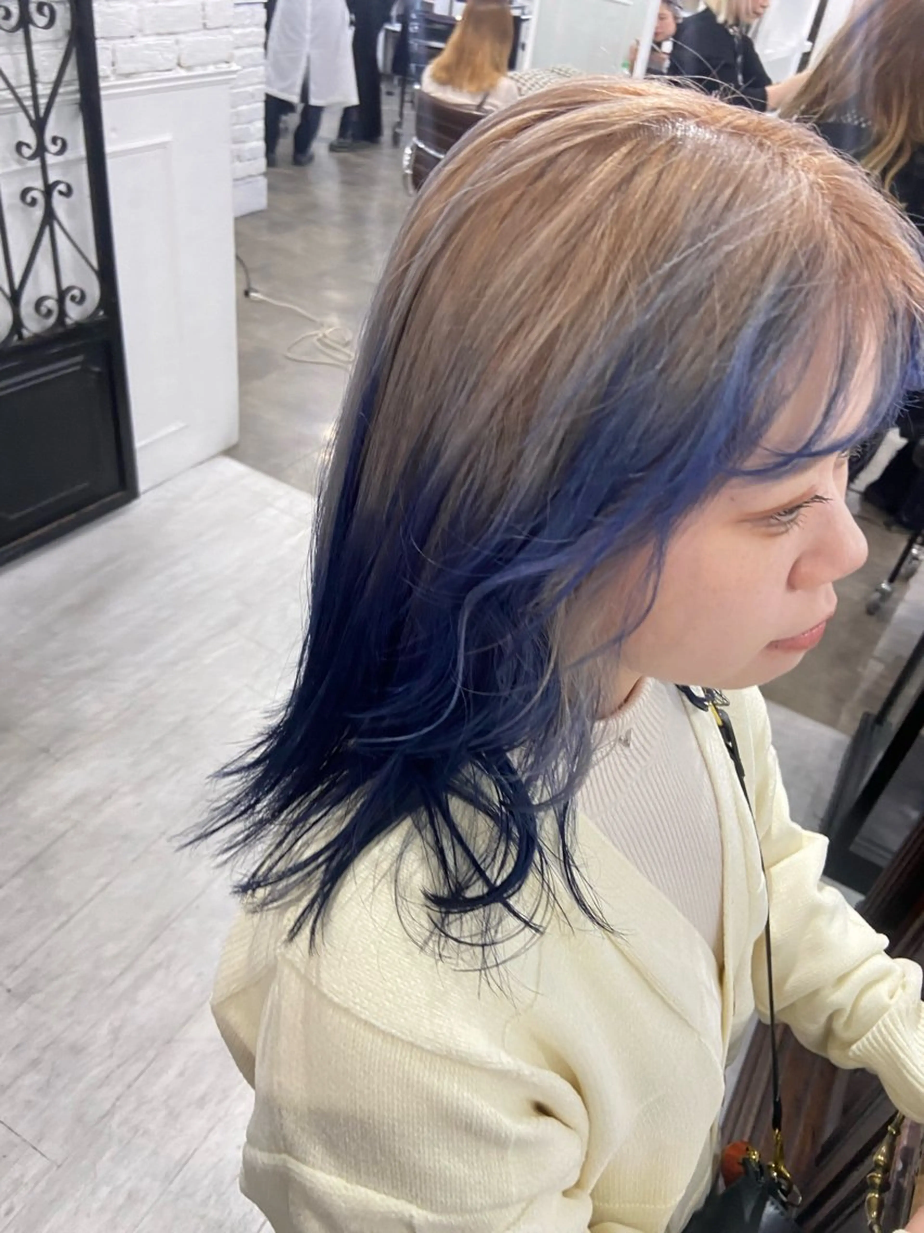 セミロング カラー バレイヤージュ ミストバング ベージュカラー ブリーチ 抜きっぱなしブロンド SALOWIN札幌大通り所属・札幌ブリーチカラー/ ダブルカラー/ドイのヘアスタイル