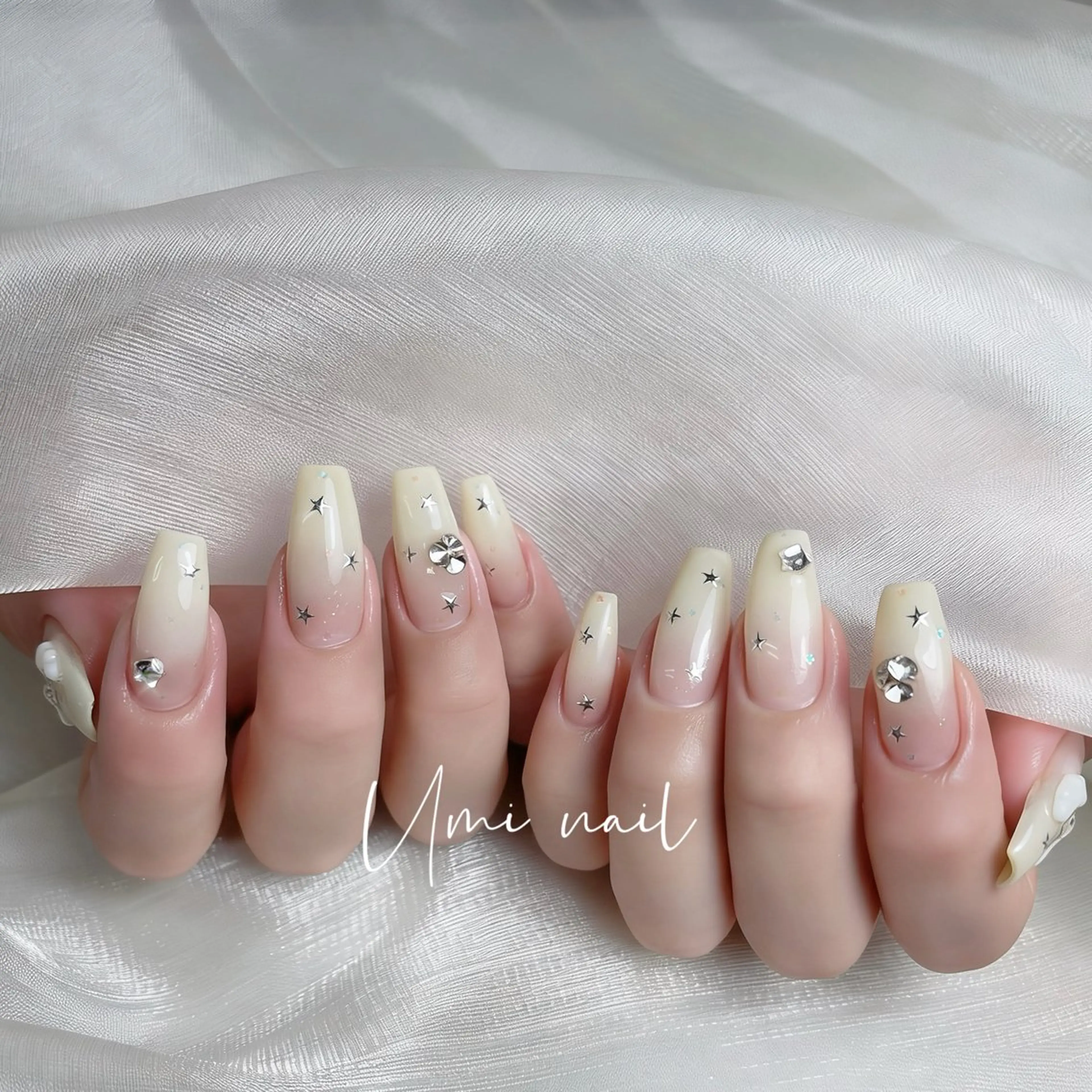 ネイル クリアネイル 成人式 長さ出し フラッシュネイル フットネイル Umi nail Salon所属・Umi.せい 🫧のネイルデザイン