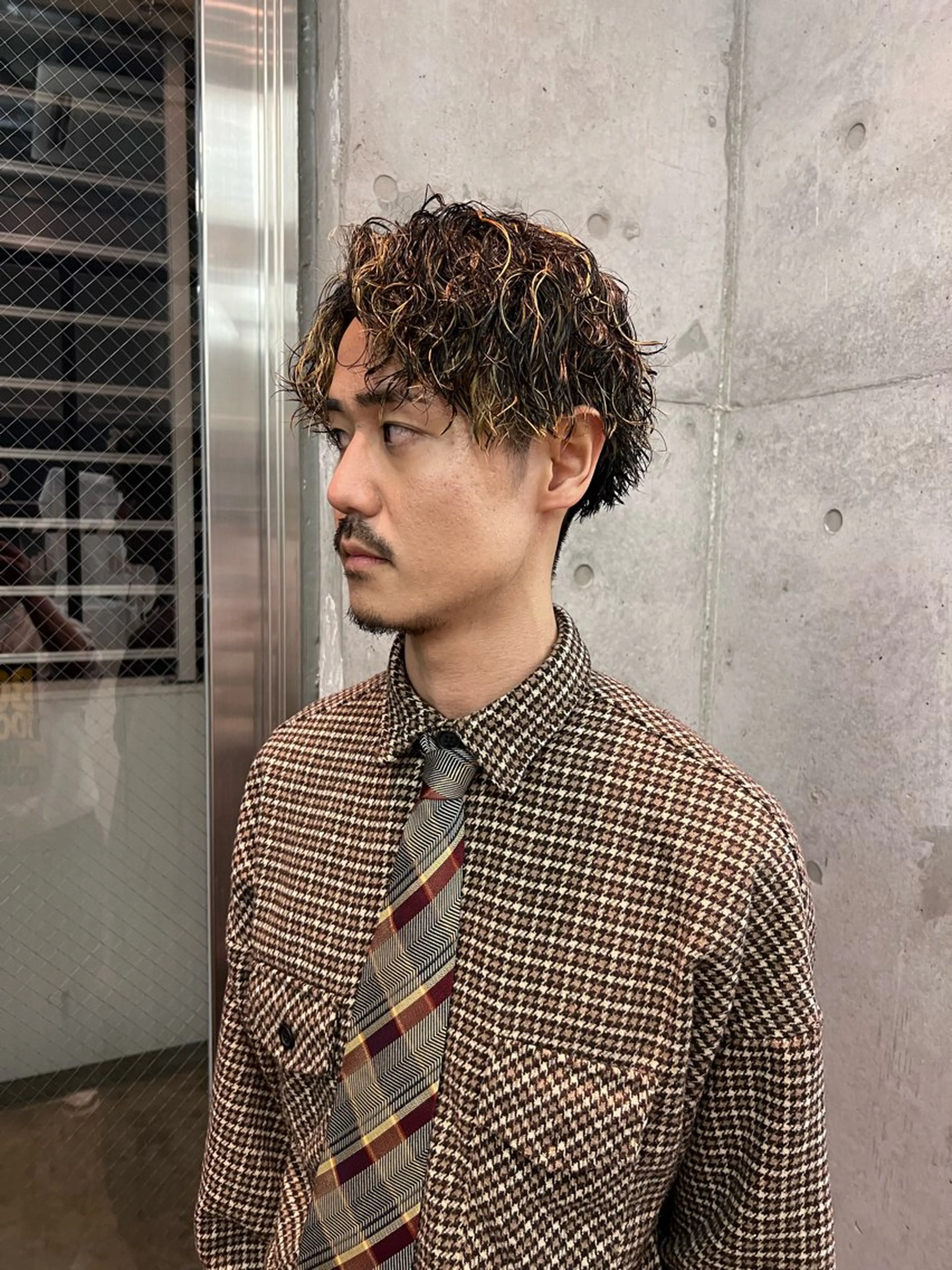 ミディアム パーマ メンズ ミディアムパーマ メンズメッシュ メンズパーマ 学生（メンズ向け） メンズツイストパーマ カット パーマ spin-off shift所属・メンズ特化美容師 /たけしのヘアスタイル