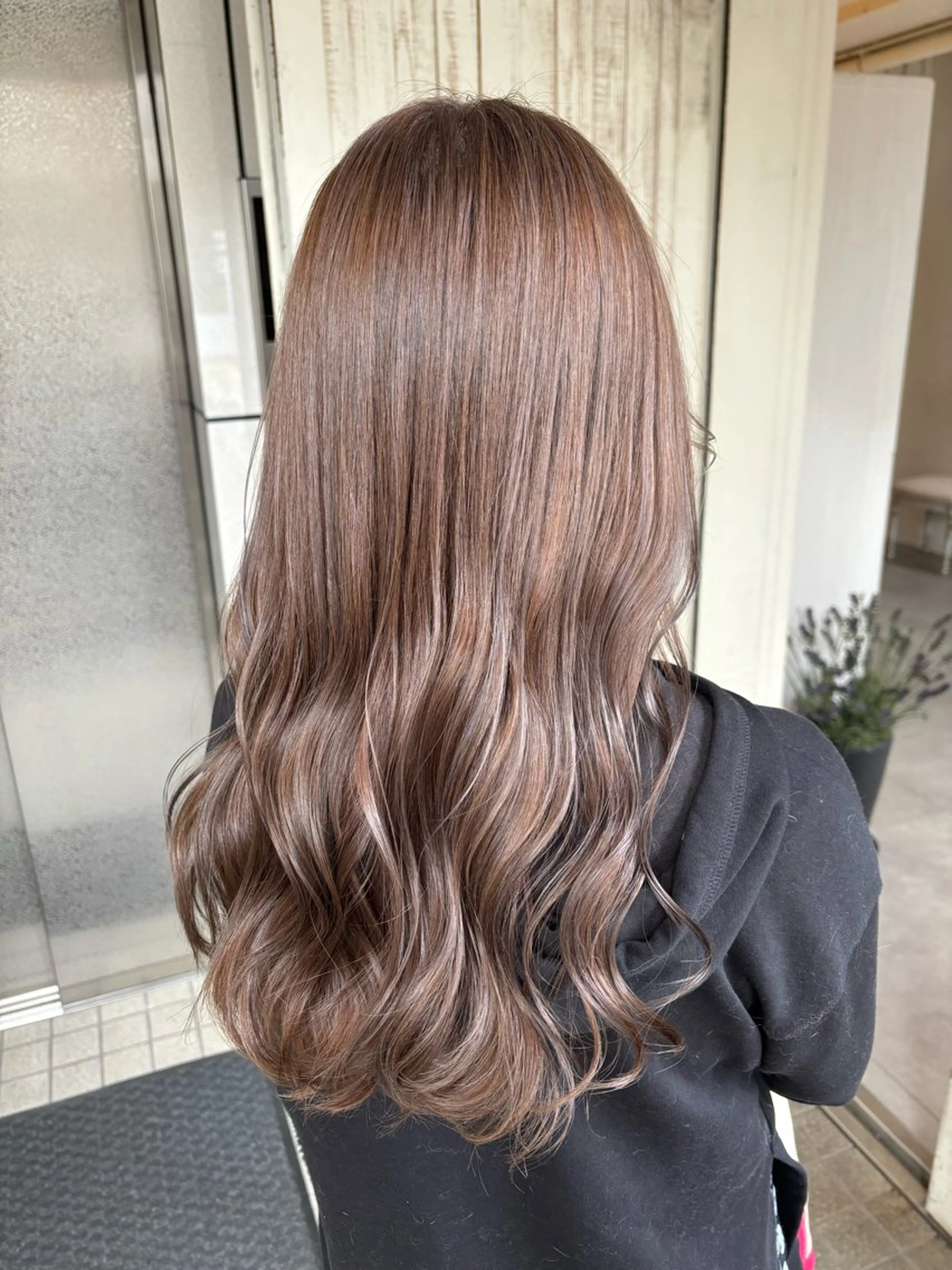ロング カラー ヘアアレンジ ベージュカラー ブリーチ ミルクティーベージュ ブリーチなしカラー JYUNESU表参道所属・似合わせhair🔸 アサダ　タカコ🔸のヘアスタイル