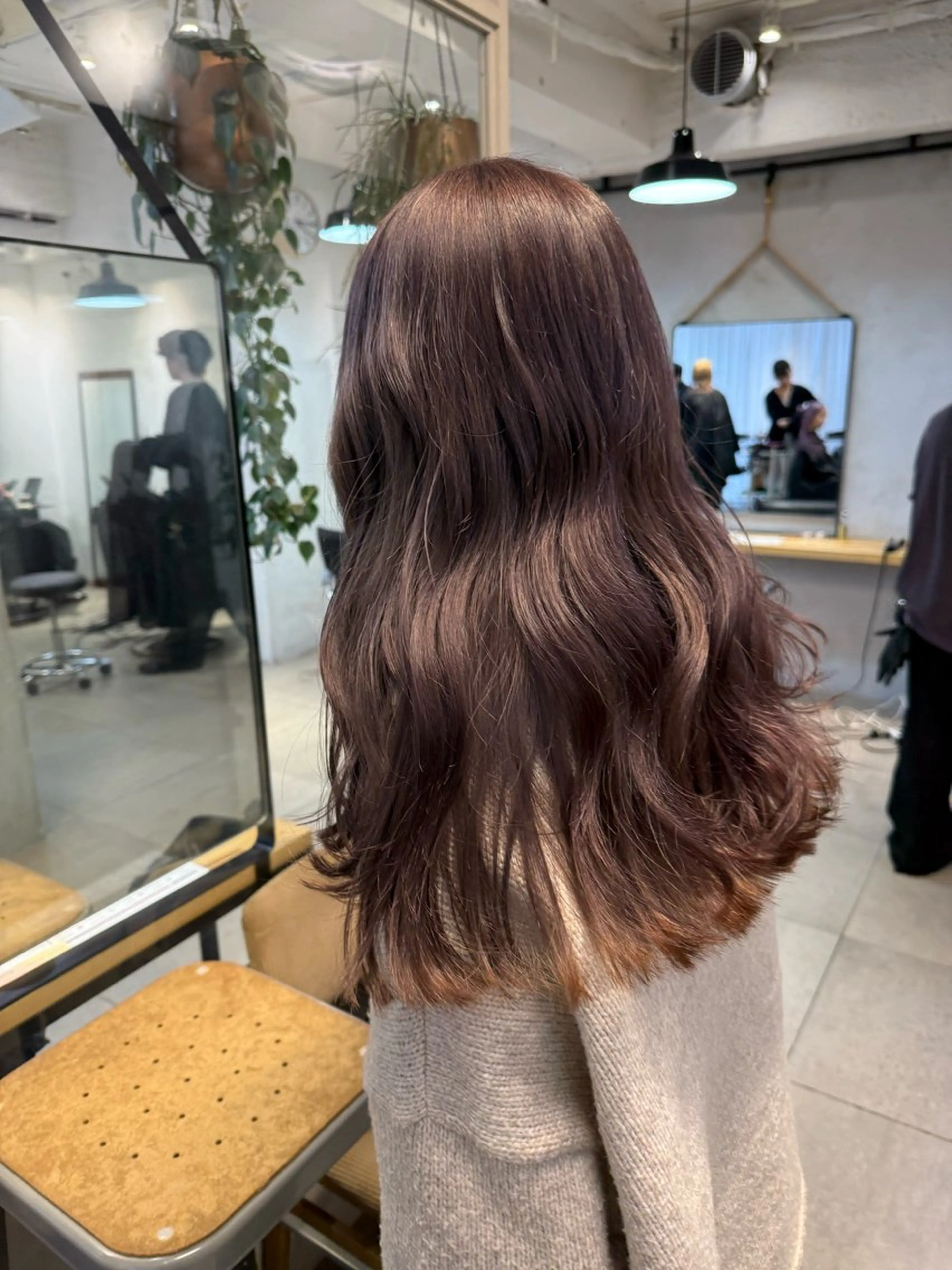 セミロング カラー ミルクティー× グレージュMOMOのヘアスタイル