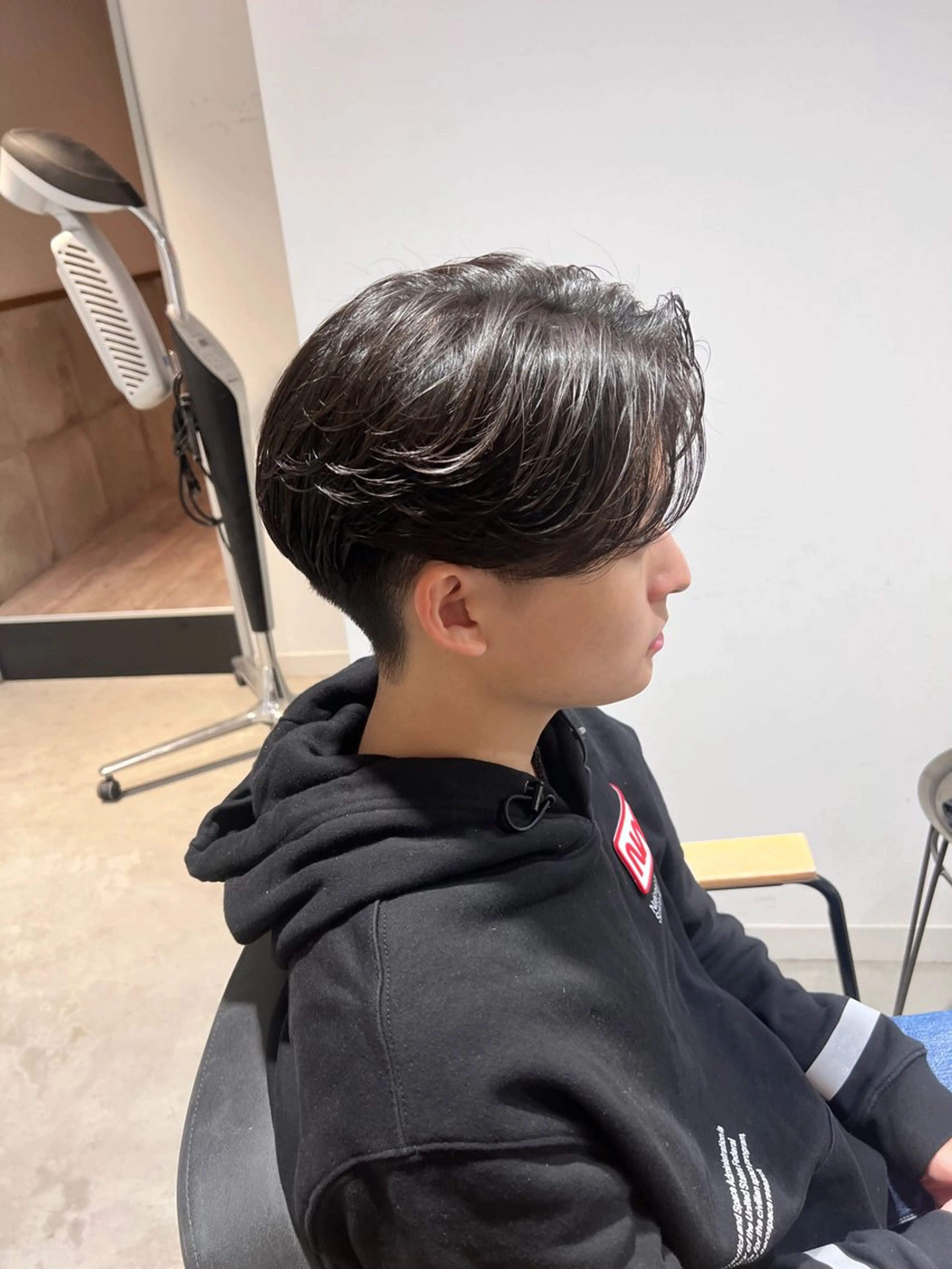 ミディアム パーマ メンズ ミディアムパーマ センターパート メンズ韓国風 メンズパーマ 韓国風ヘア カット パーマ メンズカットパーマ ✂️ JOYAのヘアスタイル