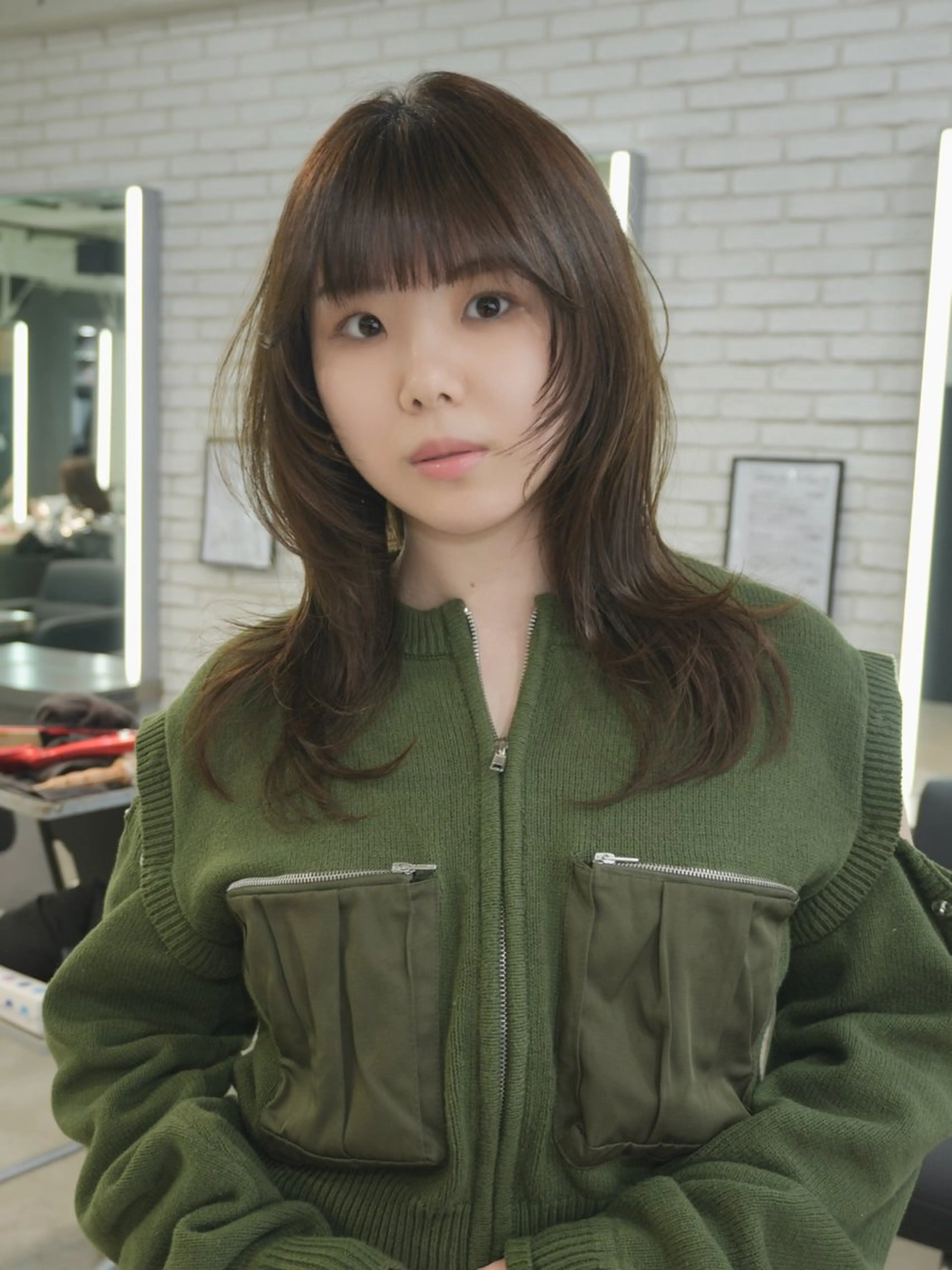 セミロング カラー ベージュカラー オリーブベージュ ハッシュカット カット ヘアカラー Airi 韓国y2k ボブパーマのヘアスタイル