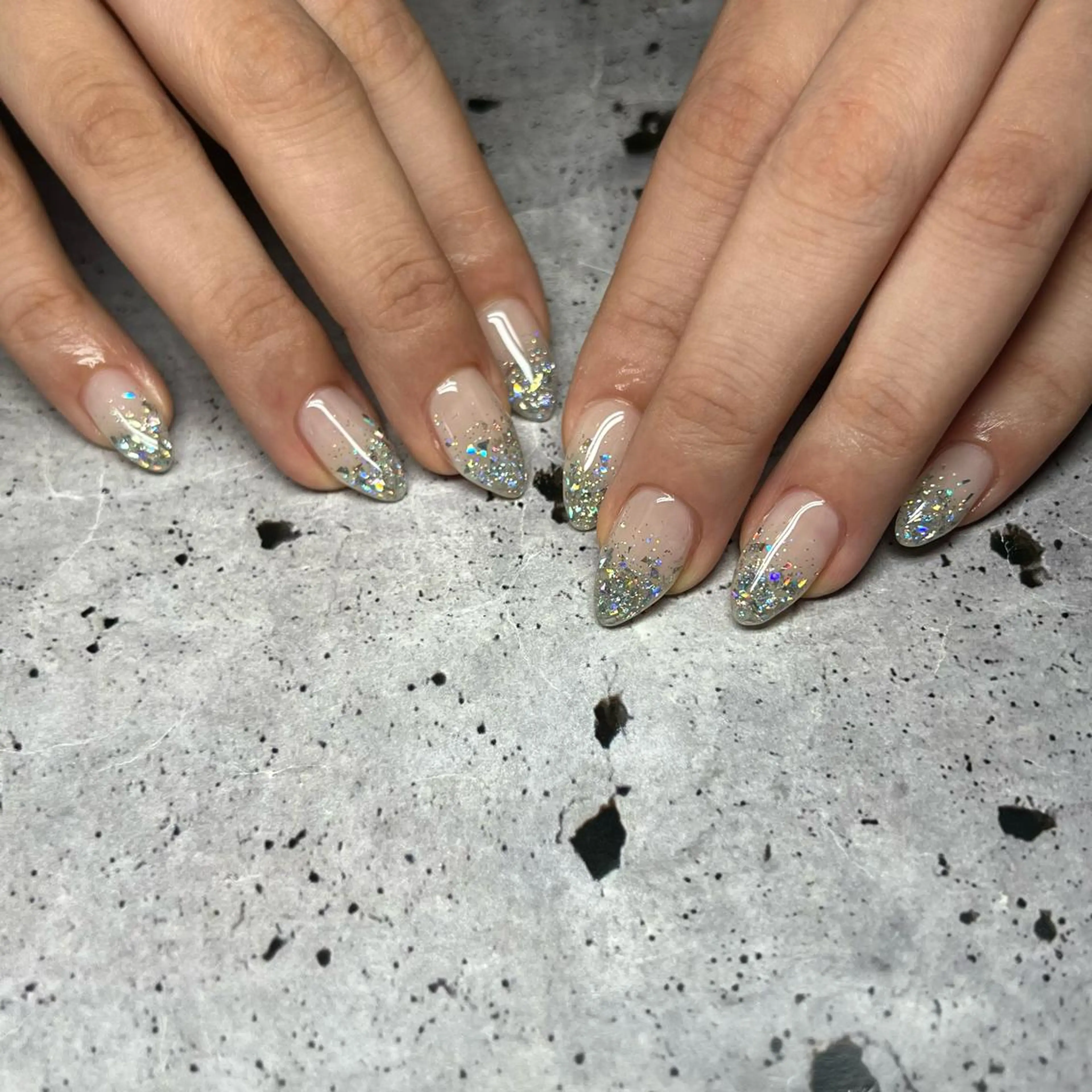 ネイル ラメ(グリッター) シルバー ホワイト ハンドネイル 𝐫𝐚𝐢 𝐧𝐚𝐢𝐥の眉毛・アイブロウイメージ