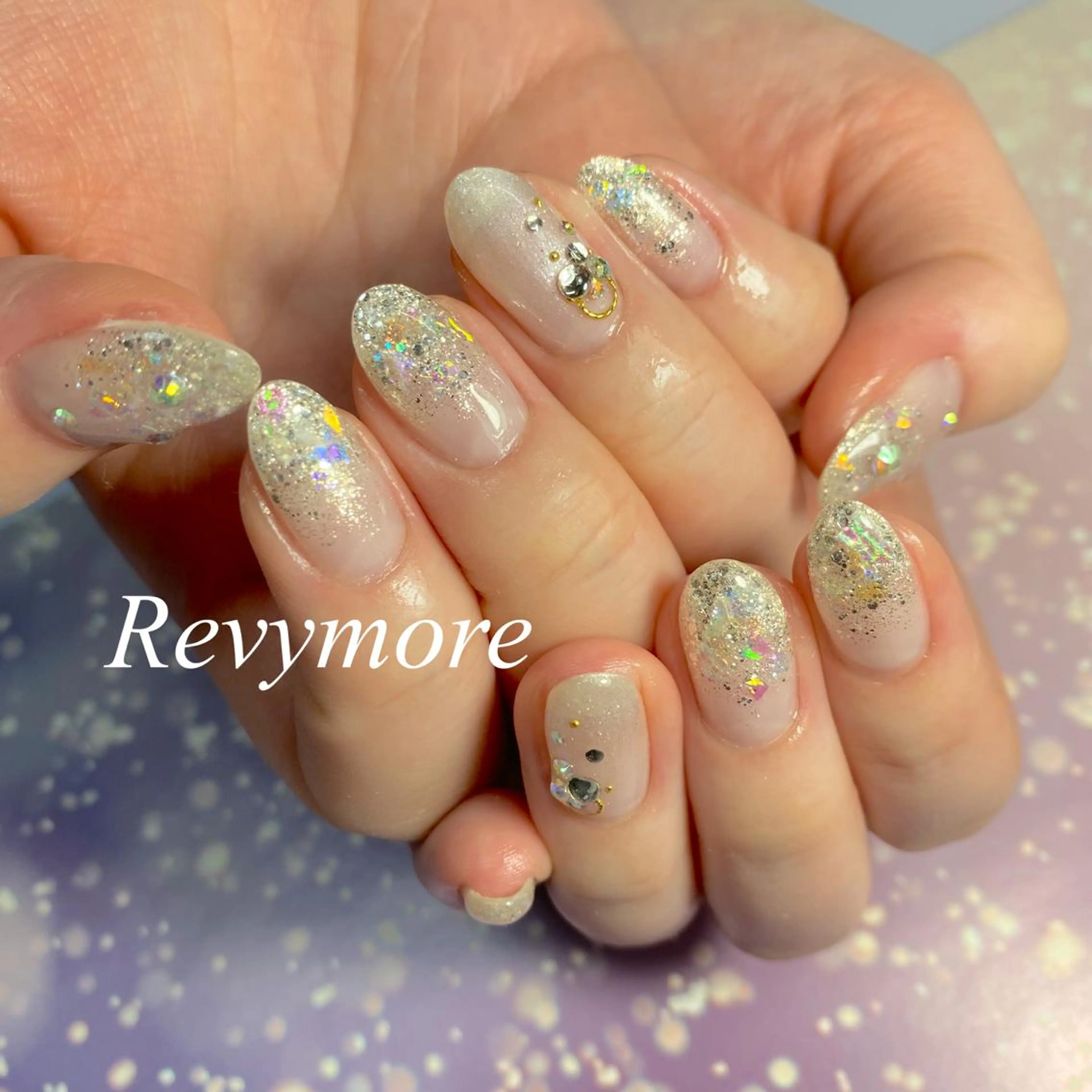 ミディアム ネイル ジェルネイル キラキラネイル ニュアンスネイル オフィスネイル シルバー nail salon Revymore所属・nail salon Revymoreのネイルデザイン