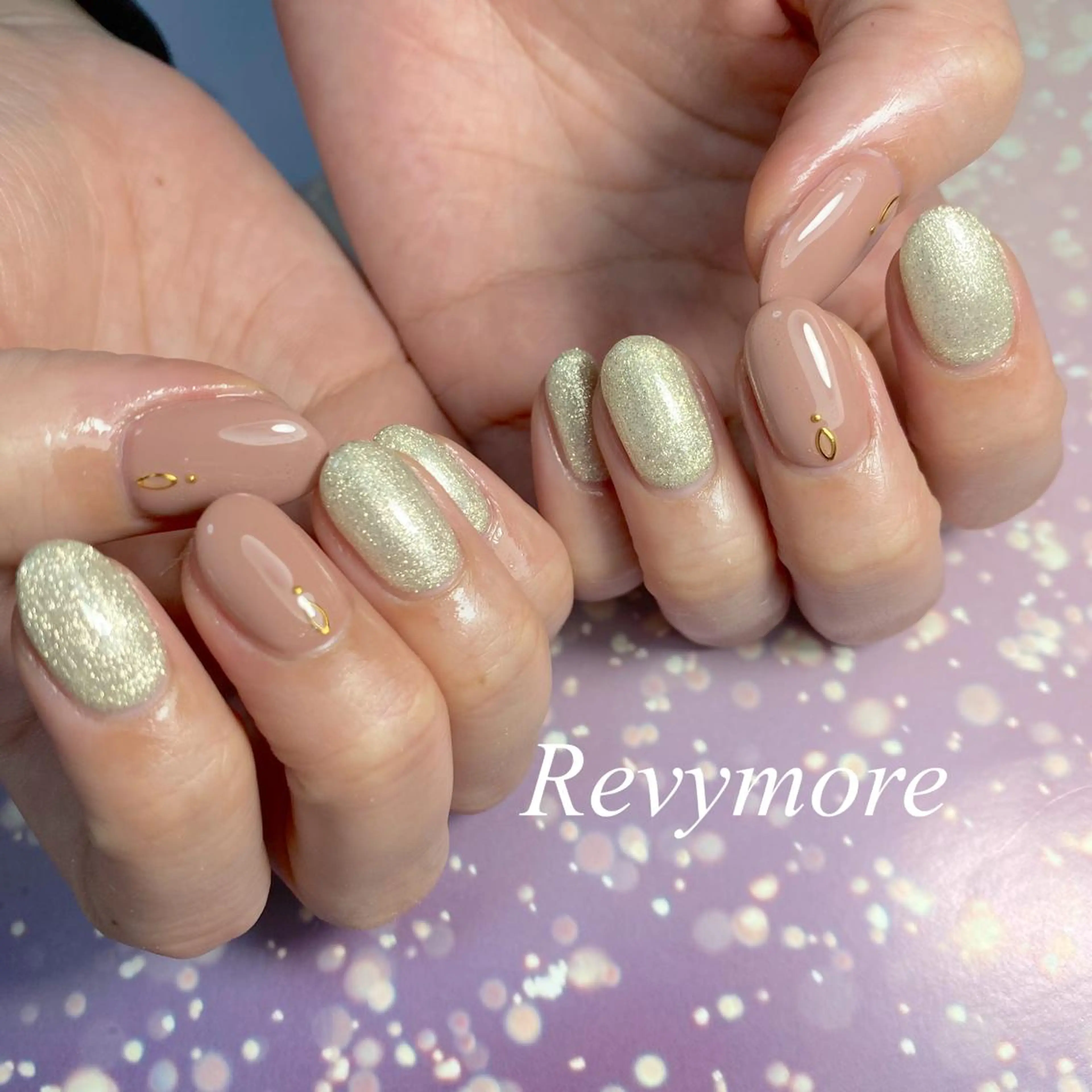 ミディアム ネイル クリスマス ボルドー ジェルネイル ゴールド ラメ(グリッター) nail salon Revymore所属・nail salon Revymoreのネイルデザイン