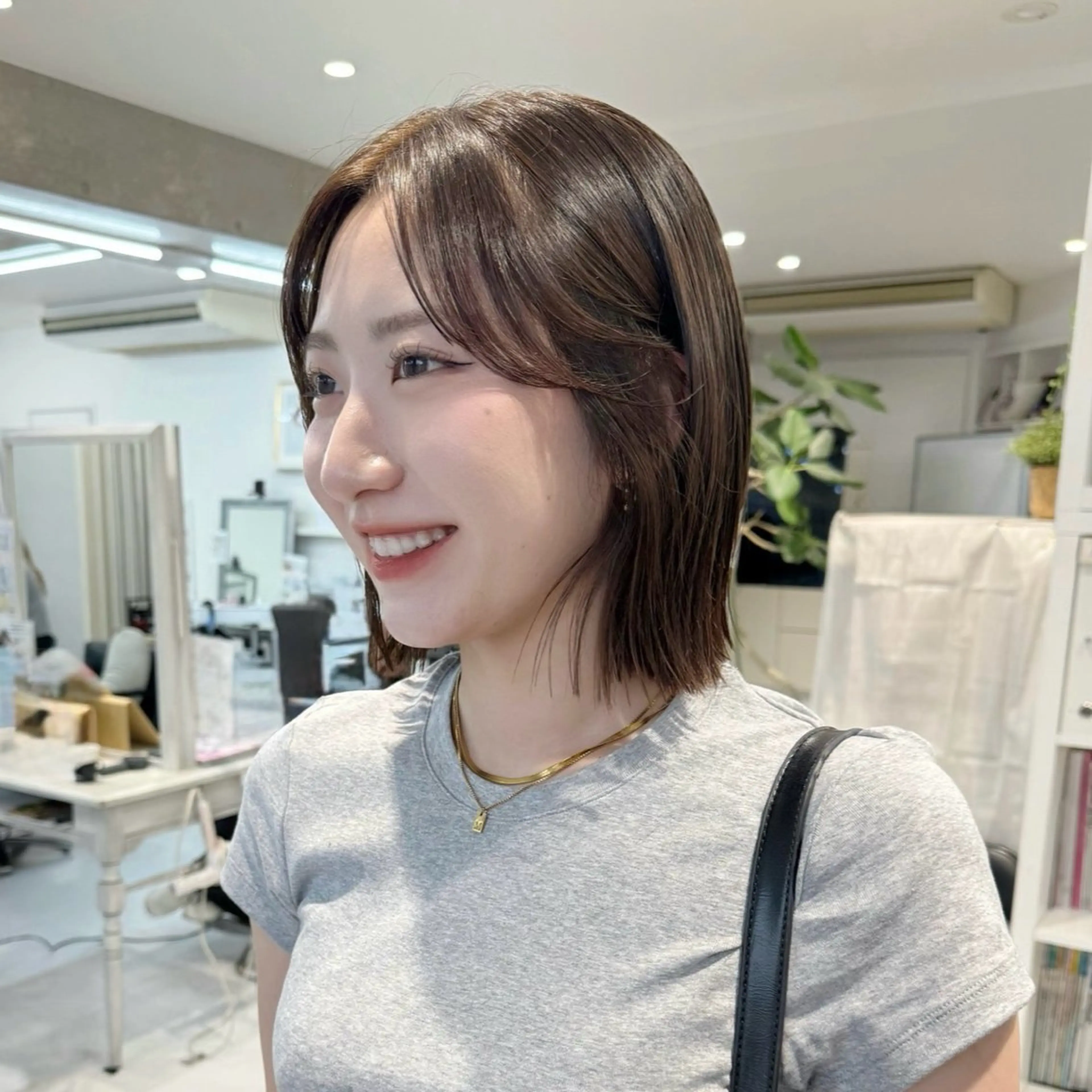 ミディアム 切りっぱなしボブ ボブ カット ヘアカラー トリートメント 会田有紀 /切りっぱなしボブのヘアスタイル