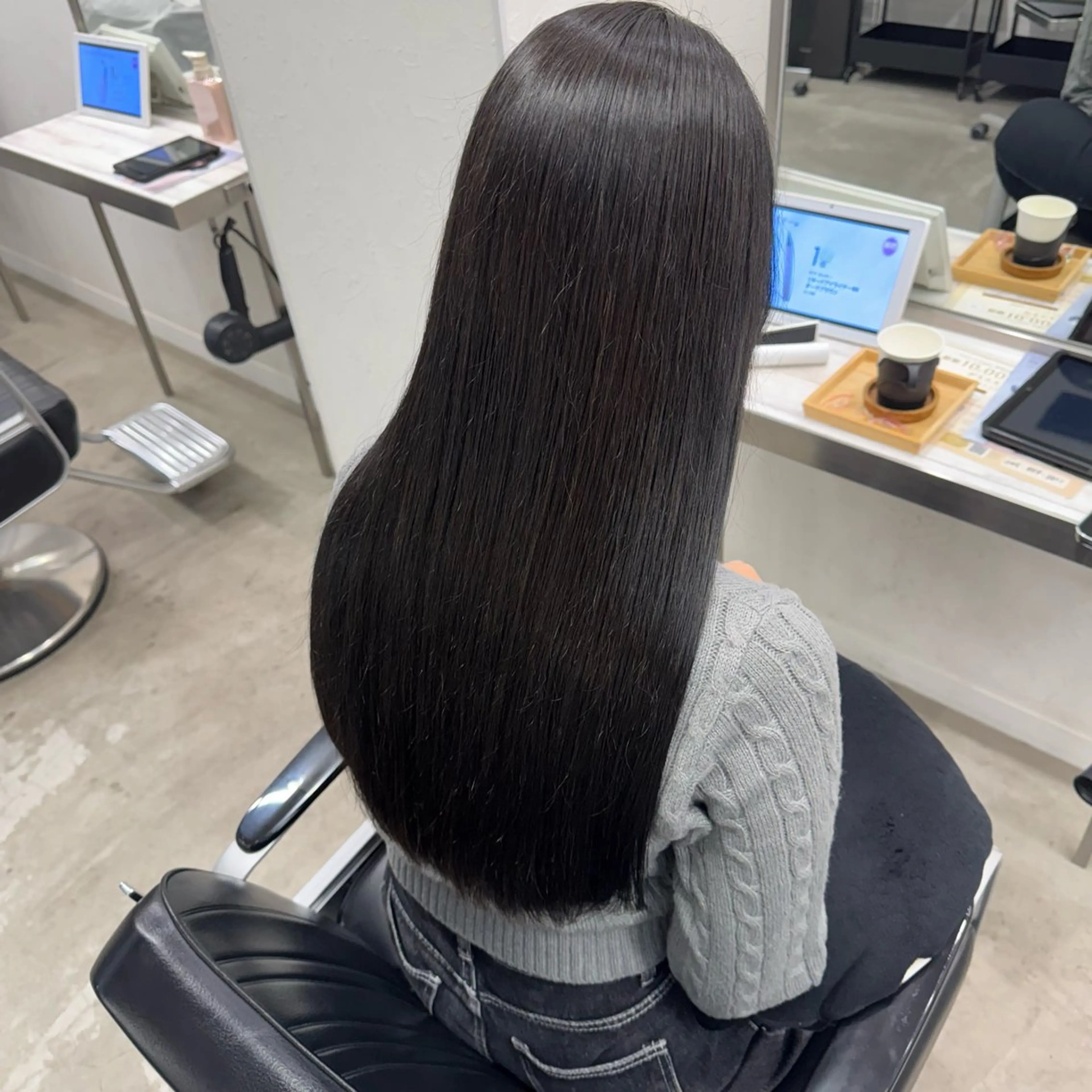 梅雨の時期に☔️　　　　　　　　　　　　　　　　　　　　　　　カット✂️➕全頭縮毛矯正👩🏻の写真