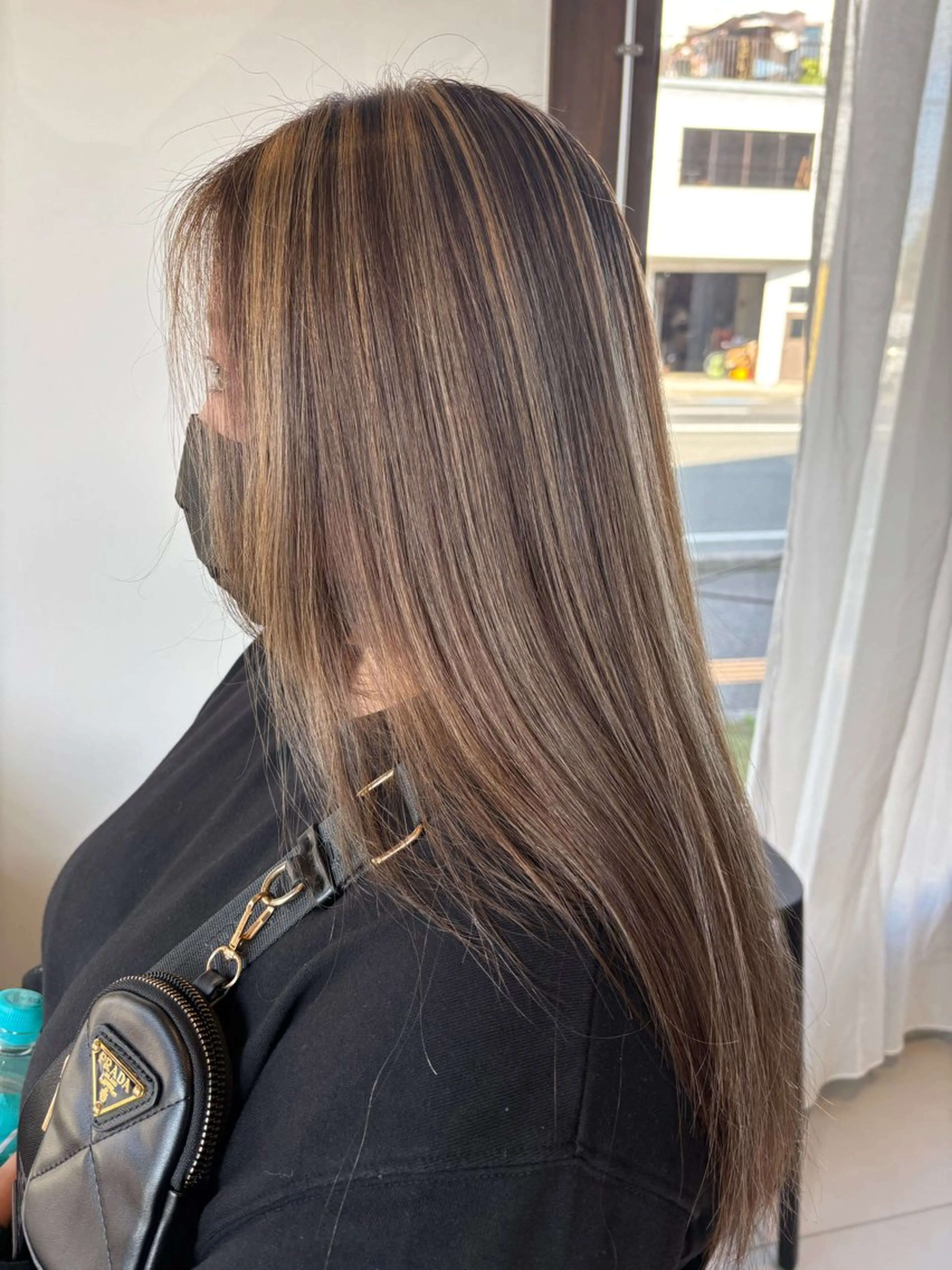 ロング ハイライト 岡本 彩楓のヘアスタイル