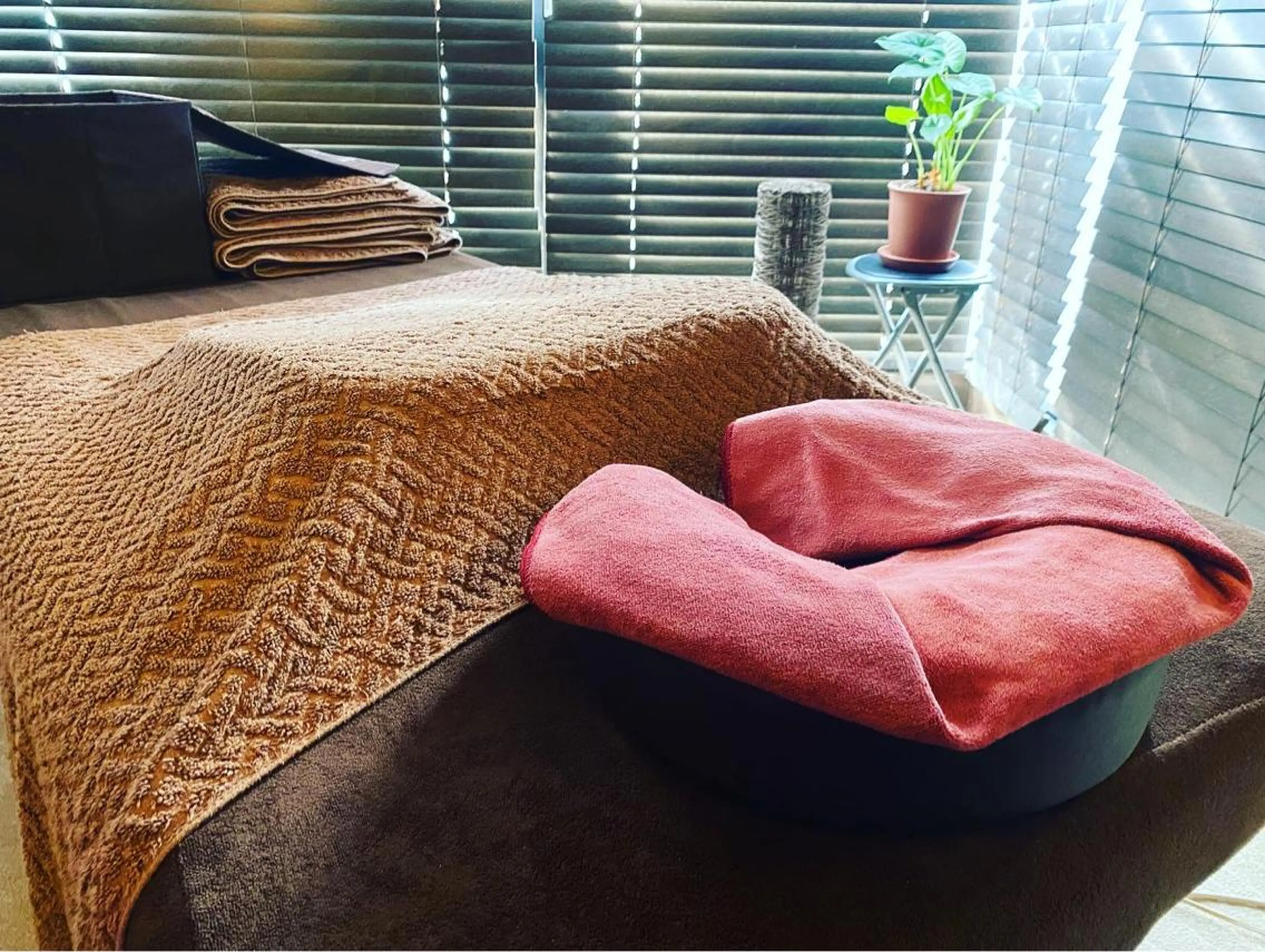 Acupuncture  salon LINOA リノア鍼灸院所属・ヘッドスパ鍼/小顔鍼 耳ツボ 　LINOAのエステ・リラクイメージ