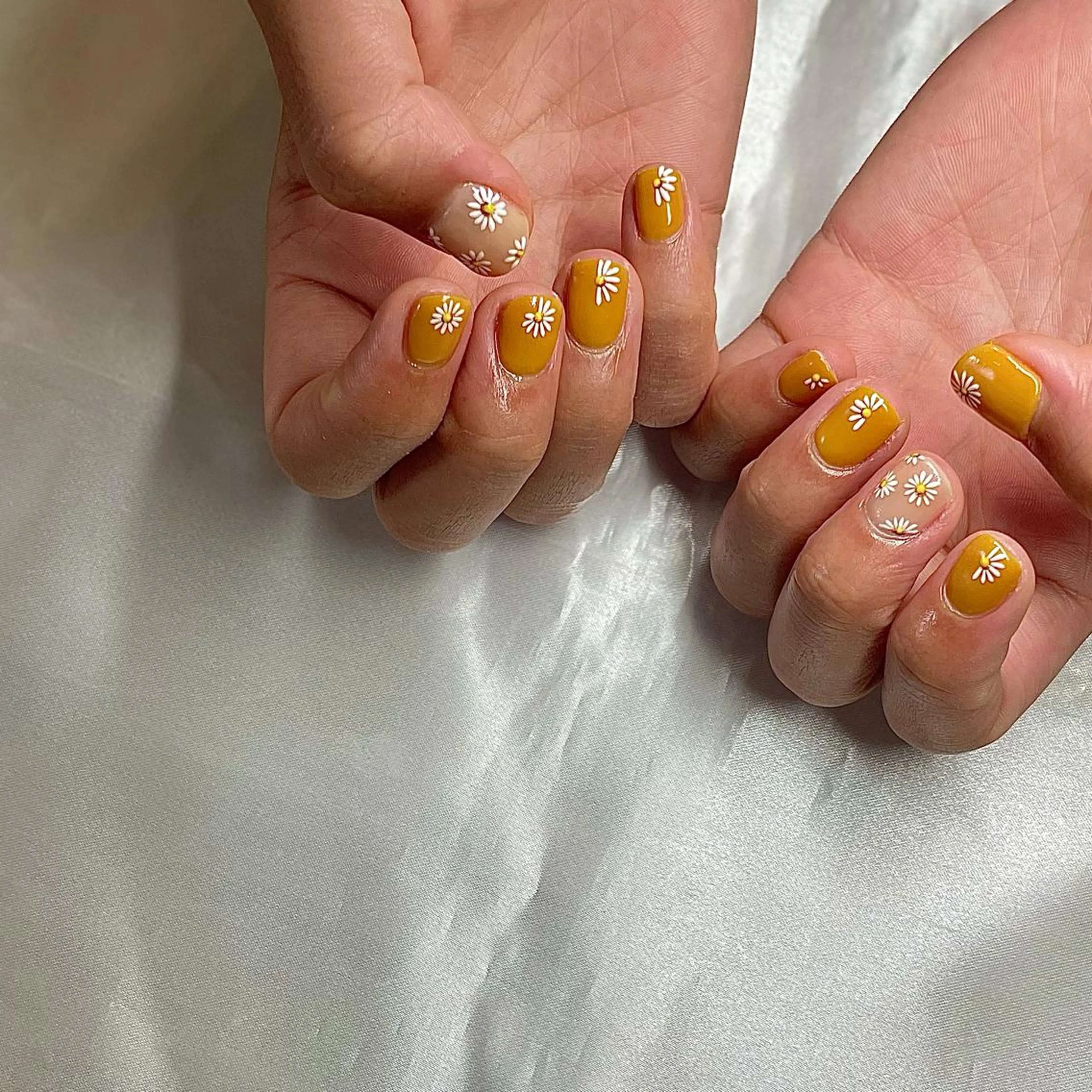 ショート カラー パーマ ヘアアレンジ キッズ ネイル マツエク・マツパ イエローカラー 黄色 ハンドネイル ハンドケア nail&eye Aoのマツエク・マツパデザイン