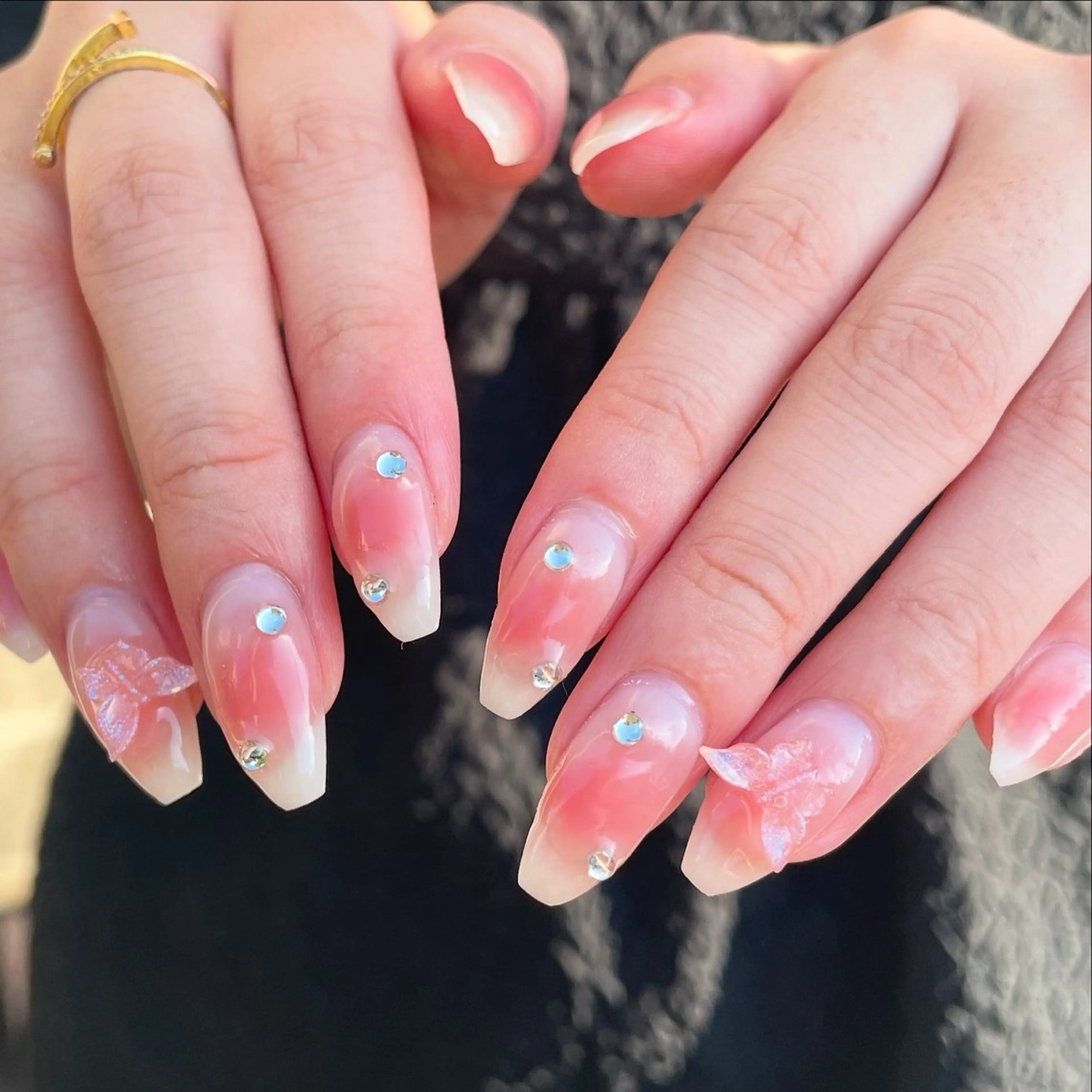 ネイル チークネイル ガーリー 氷ネイル・うるうるネイル ピンク ワンホンネイル ハンドネイル ハンドケア 🎀NAIL🎀 AI🪄︎︎◝✩のネイルデザイン