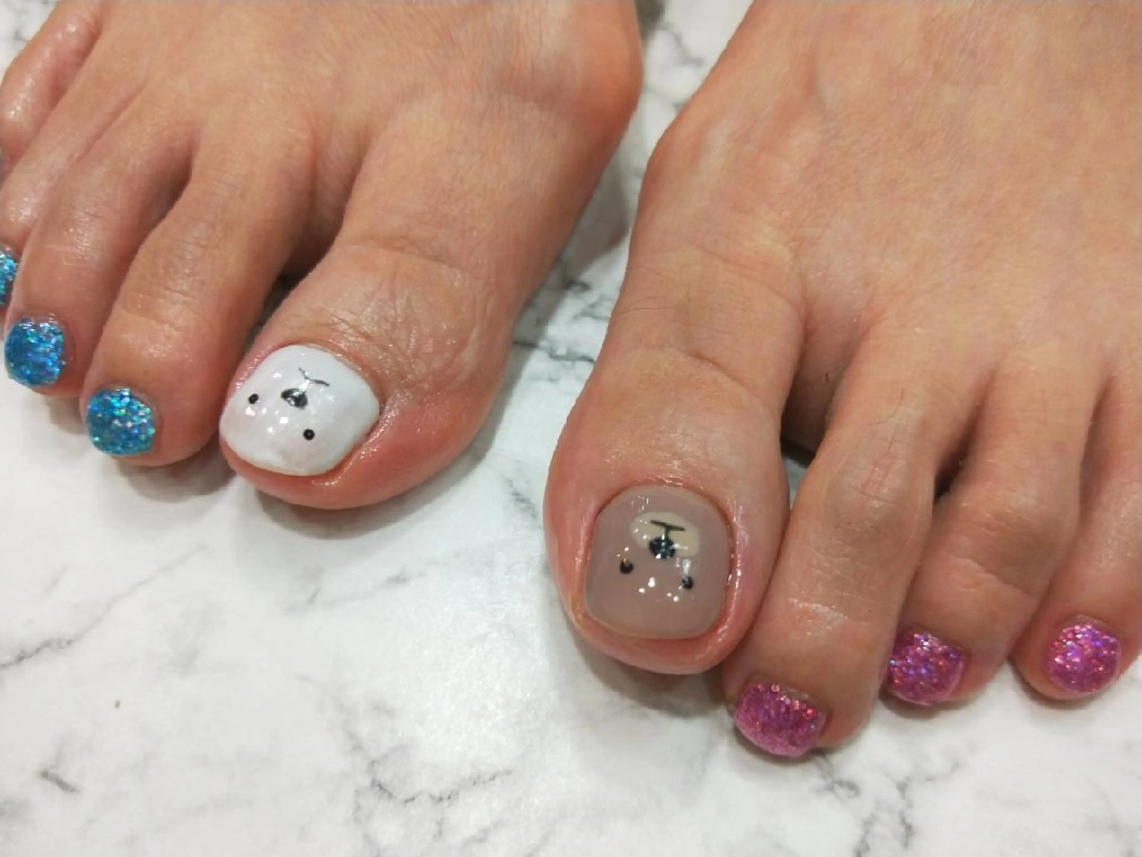 ネイル フットネイル R'well所属・はばすみれ🎀ﾈｲﾙ 光ﾌｪｲｼｬﾙ ﾍｱのネイルデザイン