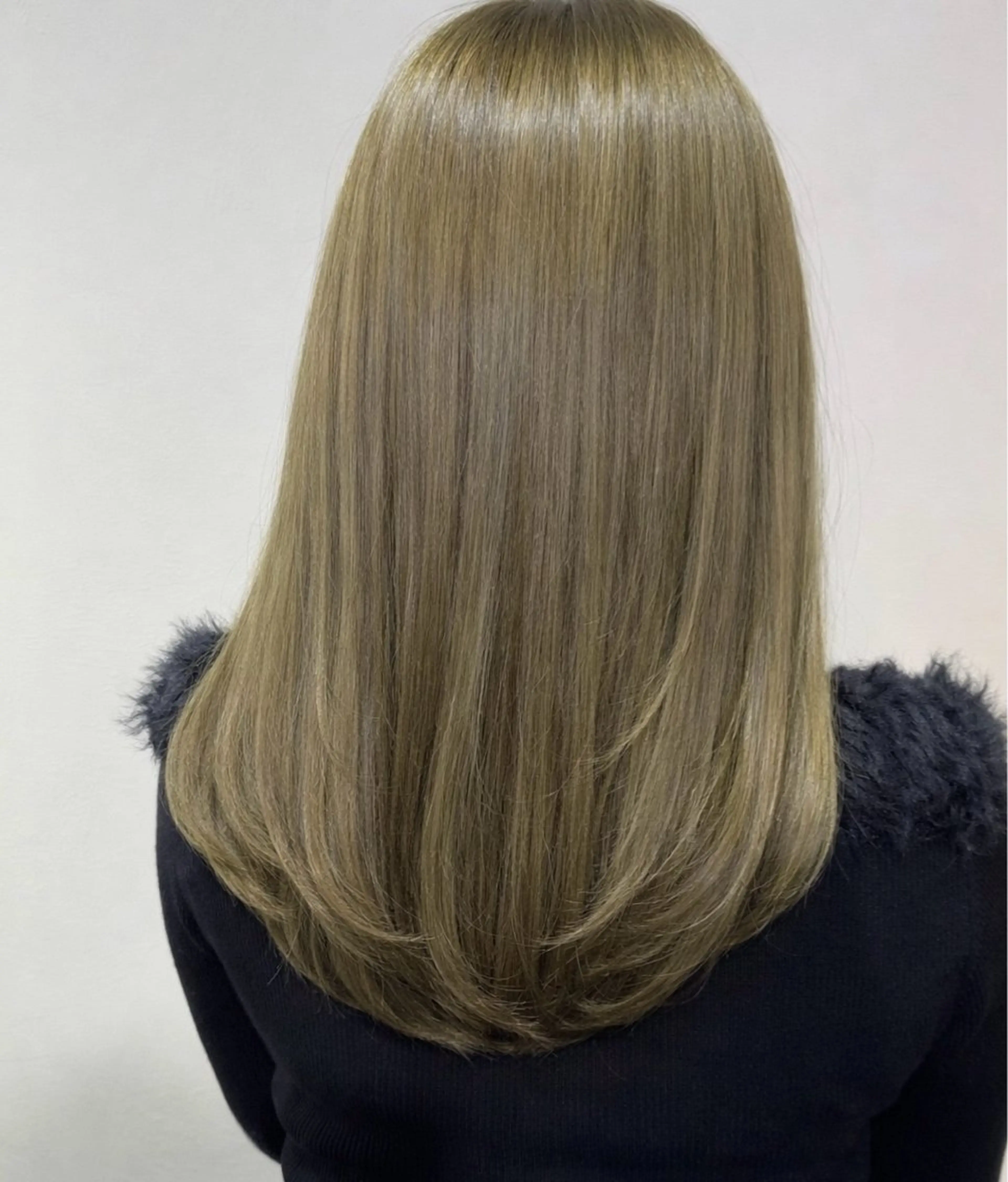 セミロング カラー ベージュカラー 透明感カラー BONDZSALON麻布十番パティオ通り店所属・マエザワ リュウのヘアスタイル