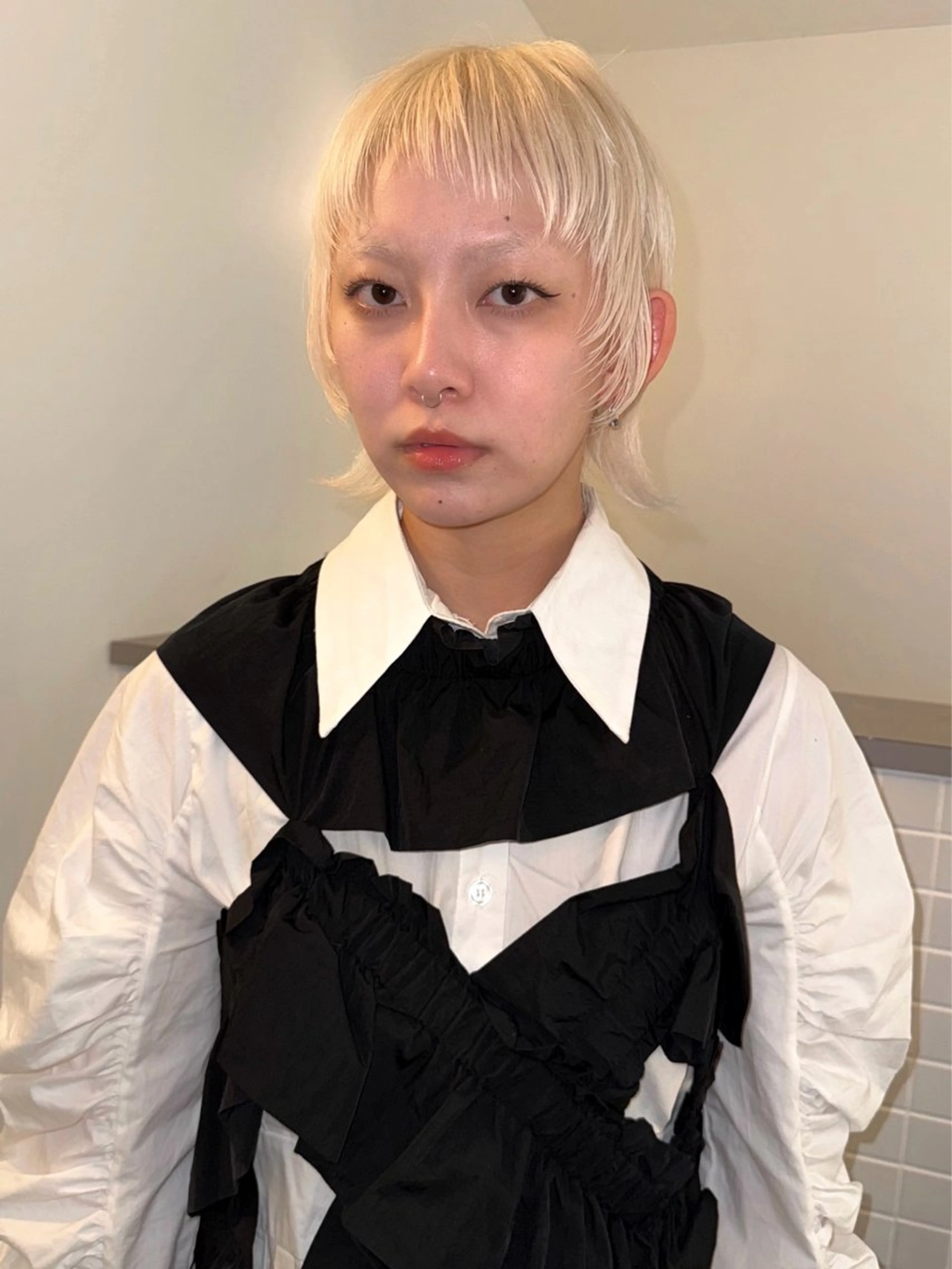 ショート カラー ブリーチ ブロンド ホワイトブロンド カット ヘアカラー トリートメント デザイン/ブリーチ Kaito🐩/栄のヘアスタイル