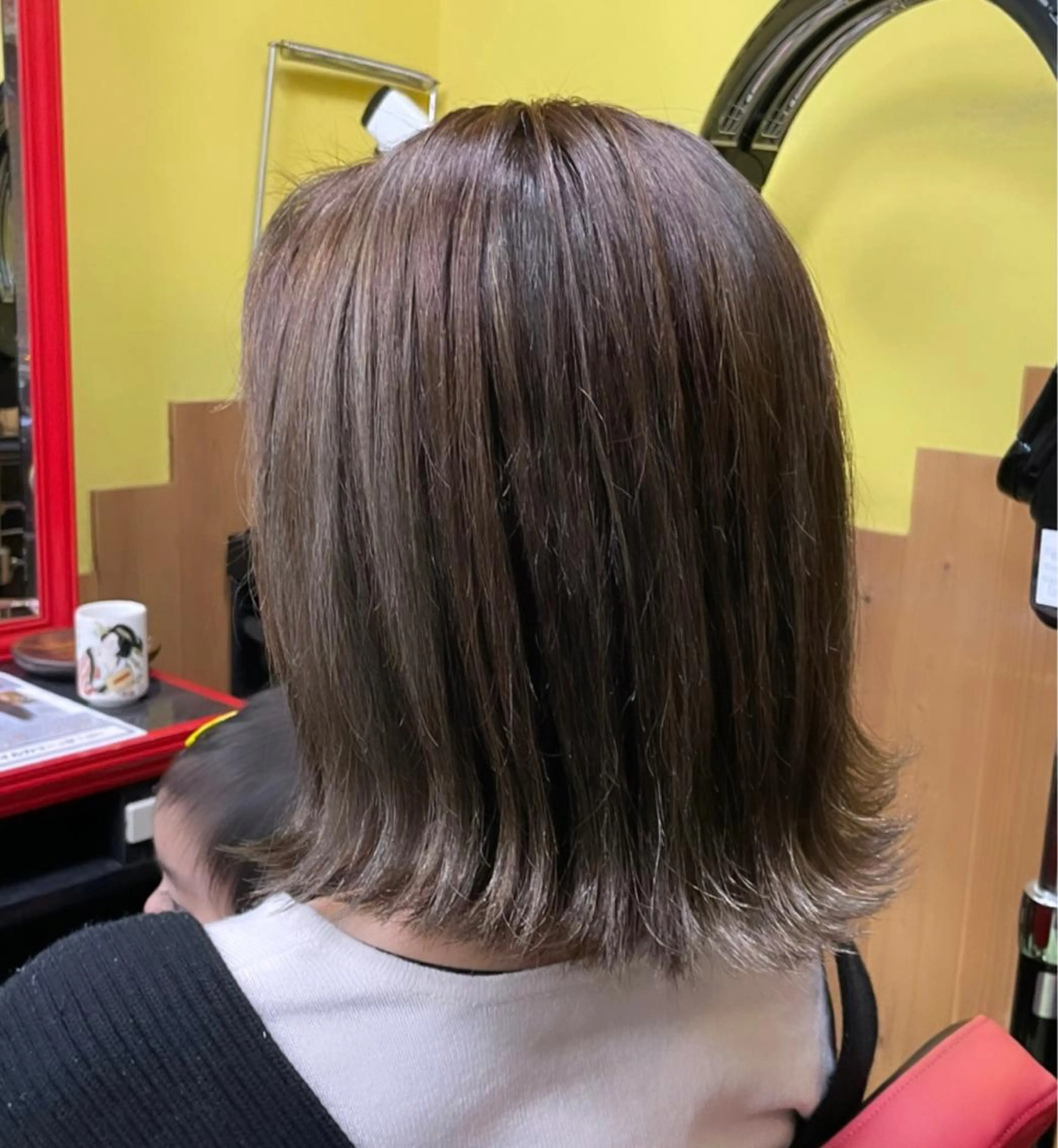 ミディアム カラー ハイライトカラー ハイトーンカラー ハイライト トリートメント デザインカラー🏝️ 須賀汐音のヘアスタイル