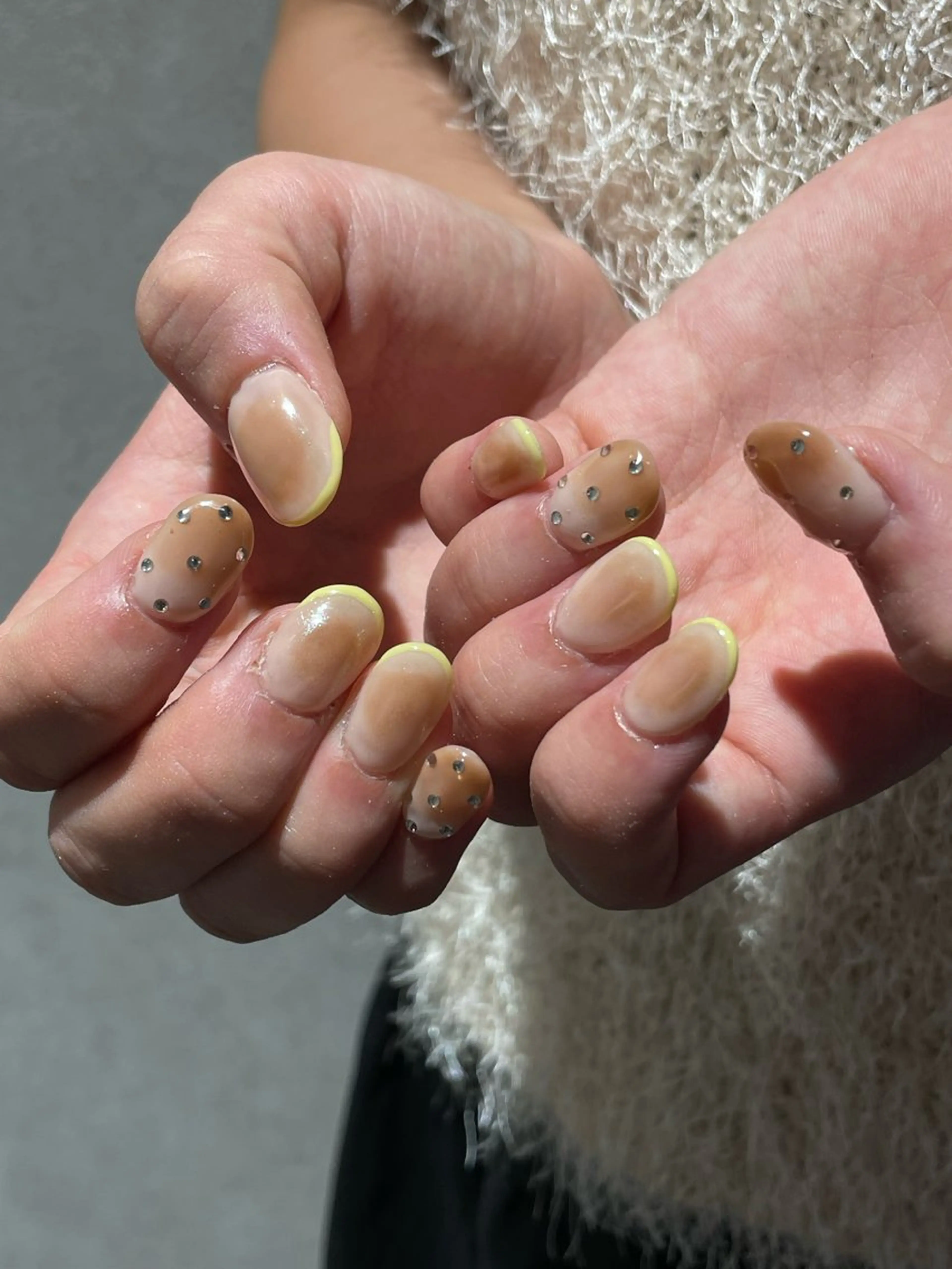 ネイル チークネイル フレンチネイル ストーンネイル ハンドネイル ナチュラル透明感🌱 小山美樹子のヘアスタイル