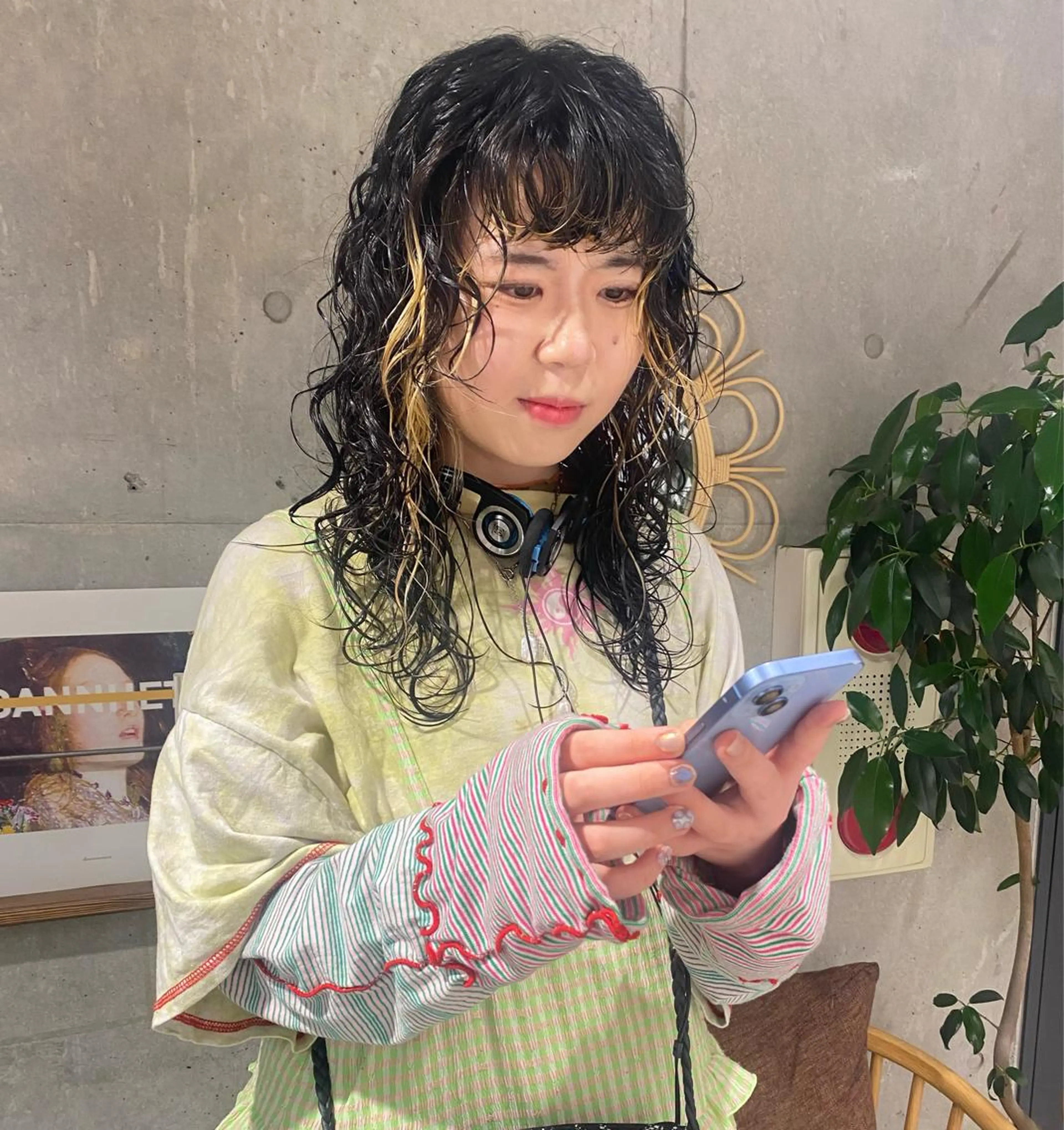 セミロング パーマ Yahiko ハイトーンのヘアスタイル