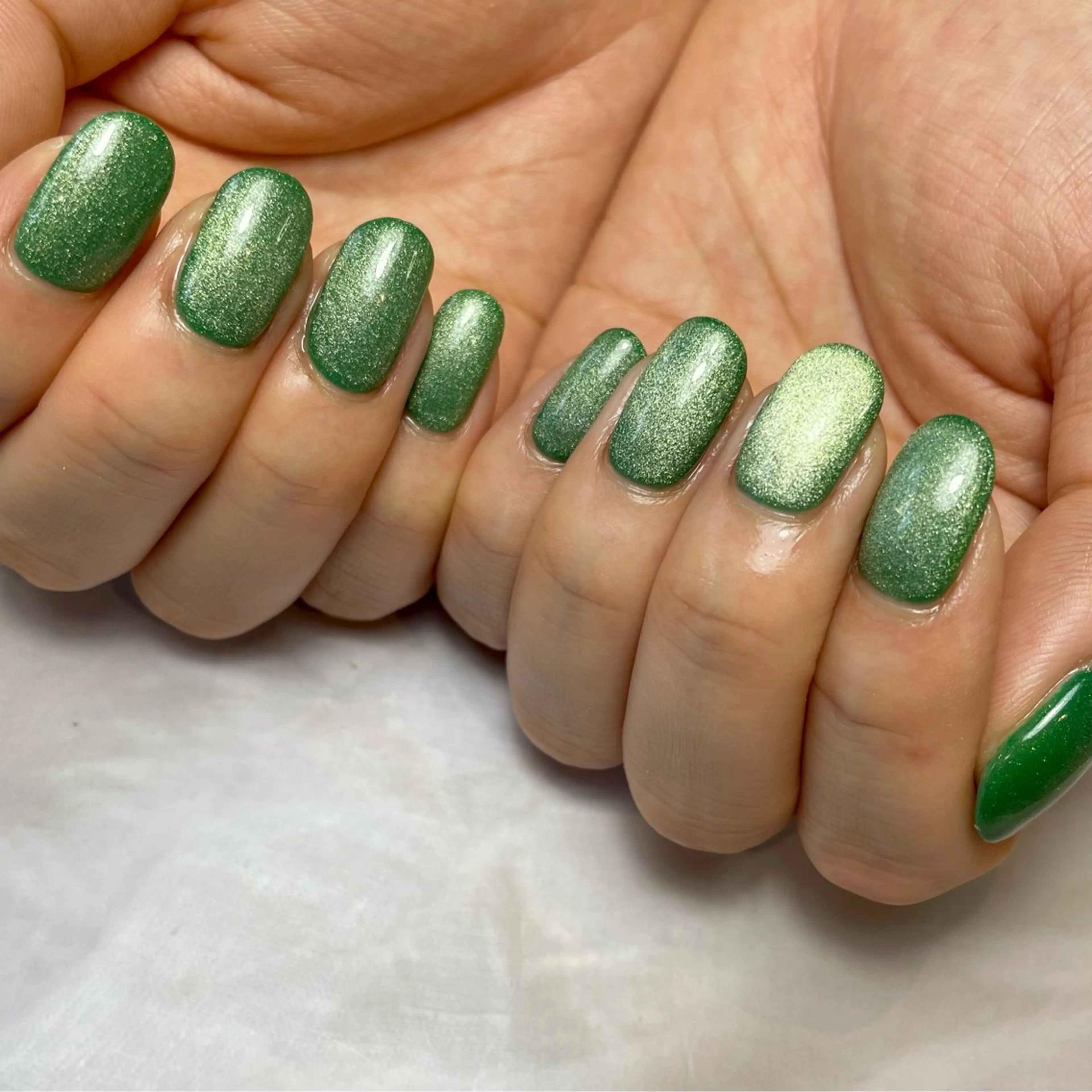 ネイル グリーン マグネットネイル マグネットワンカラー ワンカラーネイル ハンドネイル Reflection marikoのネイルデザイン