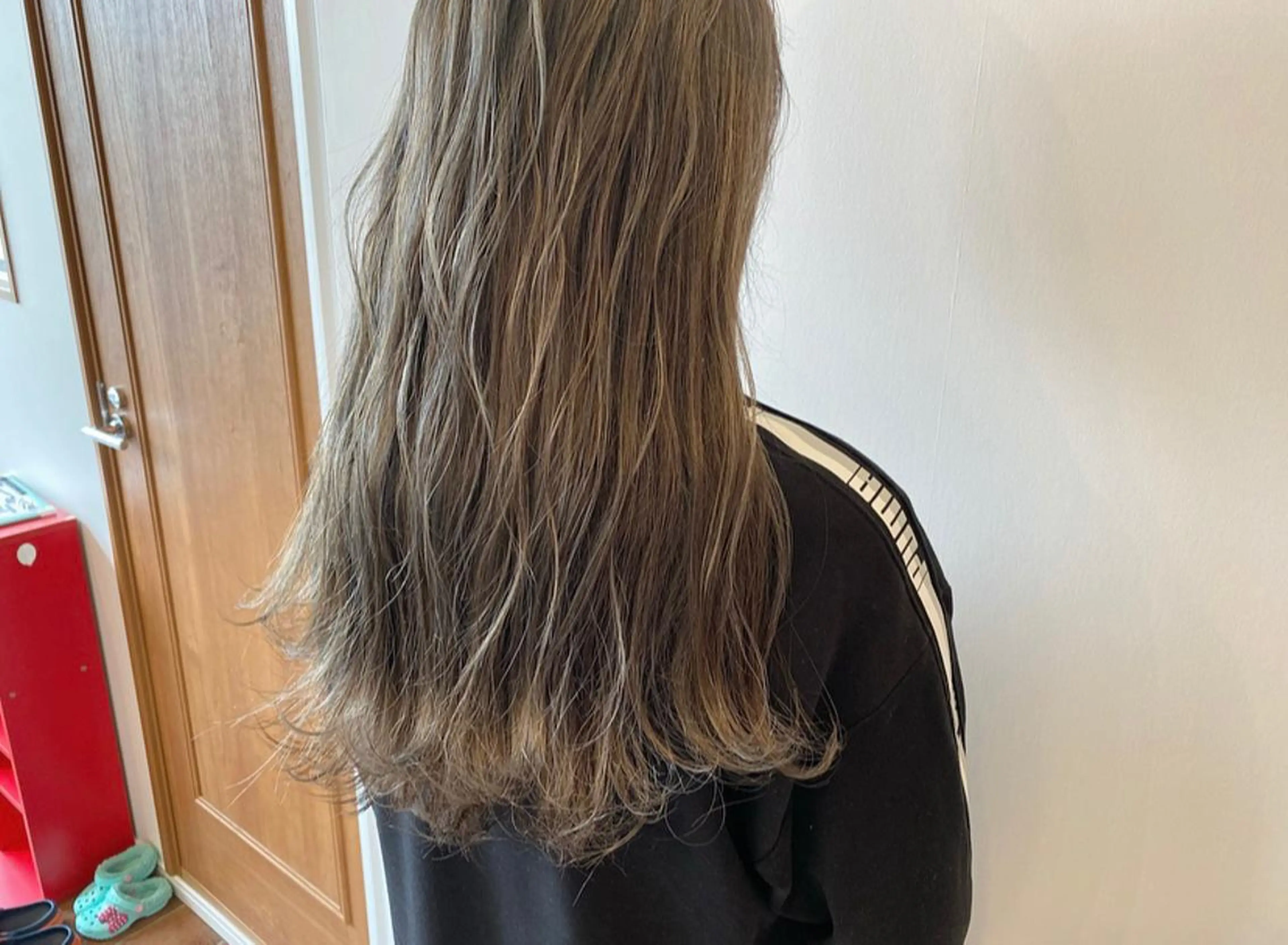 ロング カラー アッシュ 透明感カラー グレージュ ハイライトカラー ハイライト カット ヘアカラー トリートメント 鈴木 翔梧のヘアスタイル