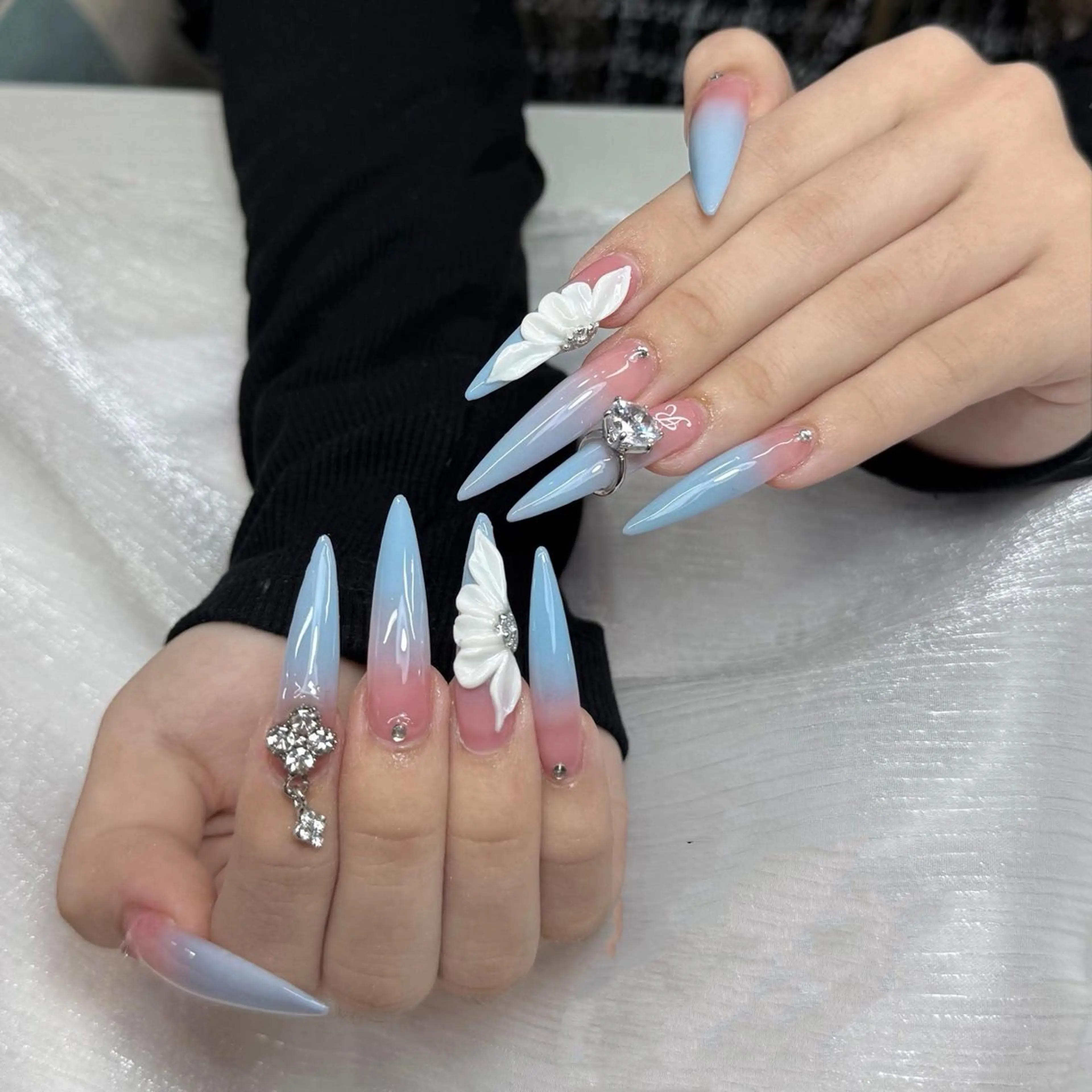 ネイル ブルー 長さ出し グラデーション キラキラネイル 韓国ネイル ANNA NAIL SALON所属・チャン ティ ジエンのネイルデザイン