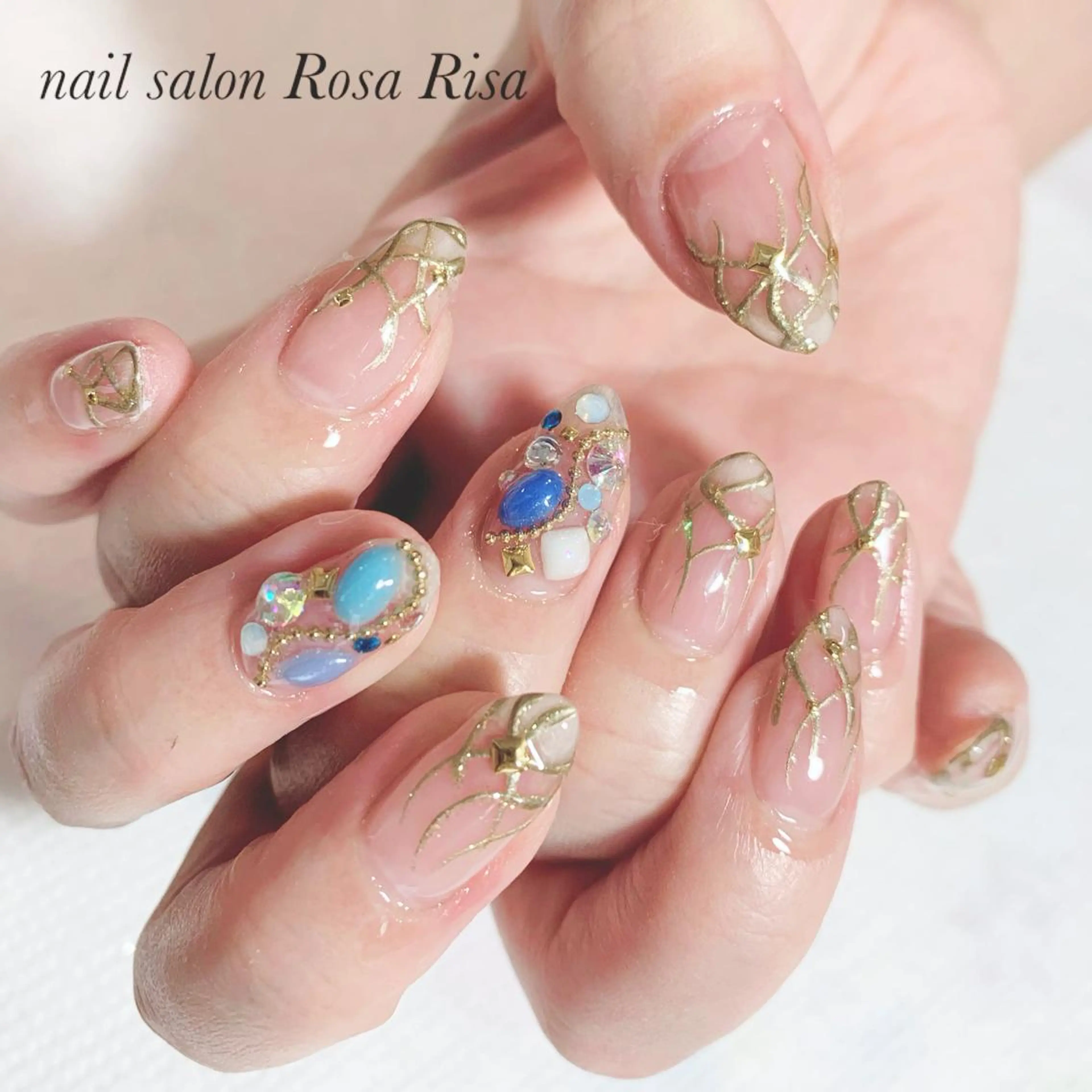 ミディアム ネイル クリアネイル ゴールド ハンドネイル ネイルスタジオ シェイクユアハンズのネイルデザイン